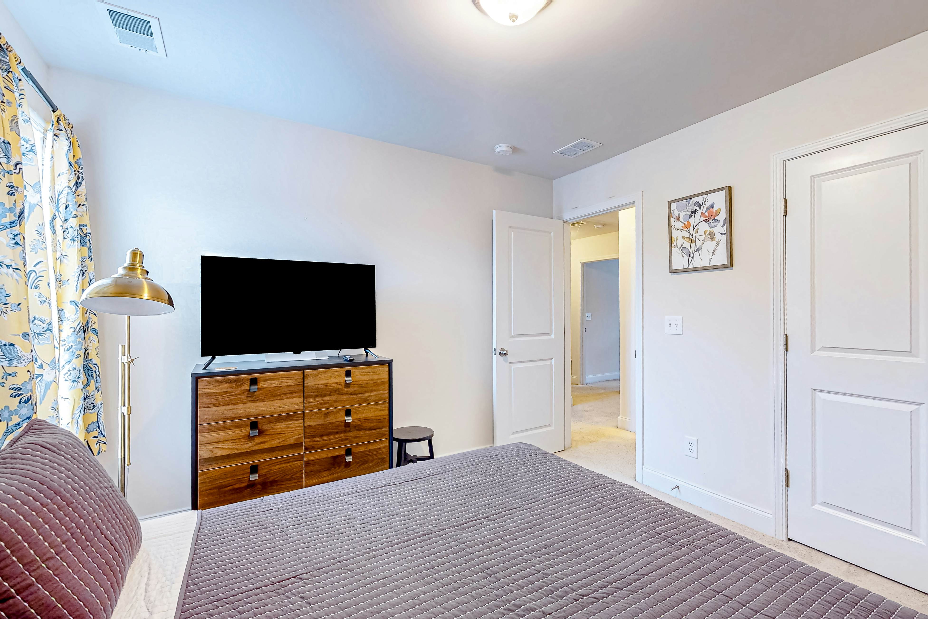 Snowbird-friendly townhouse with pool, tennis court, & central AC