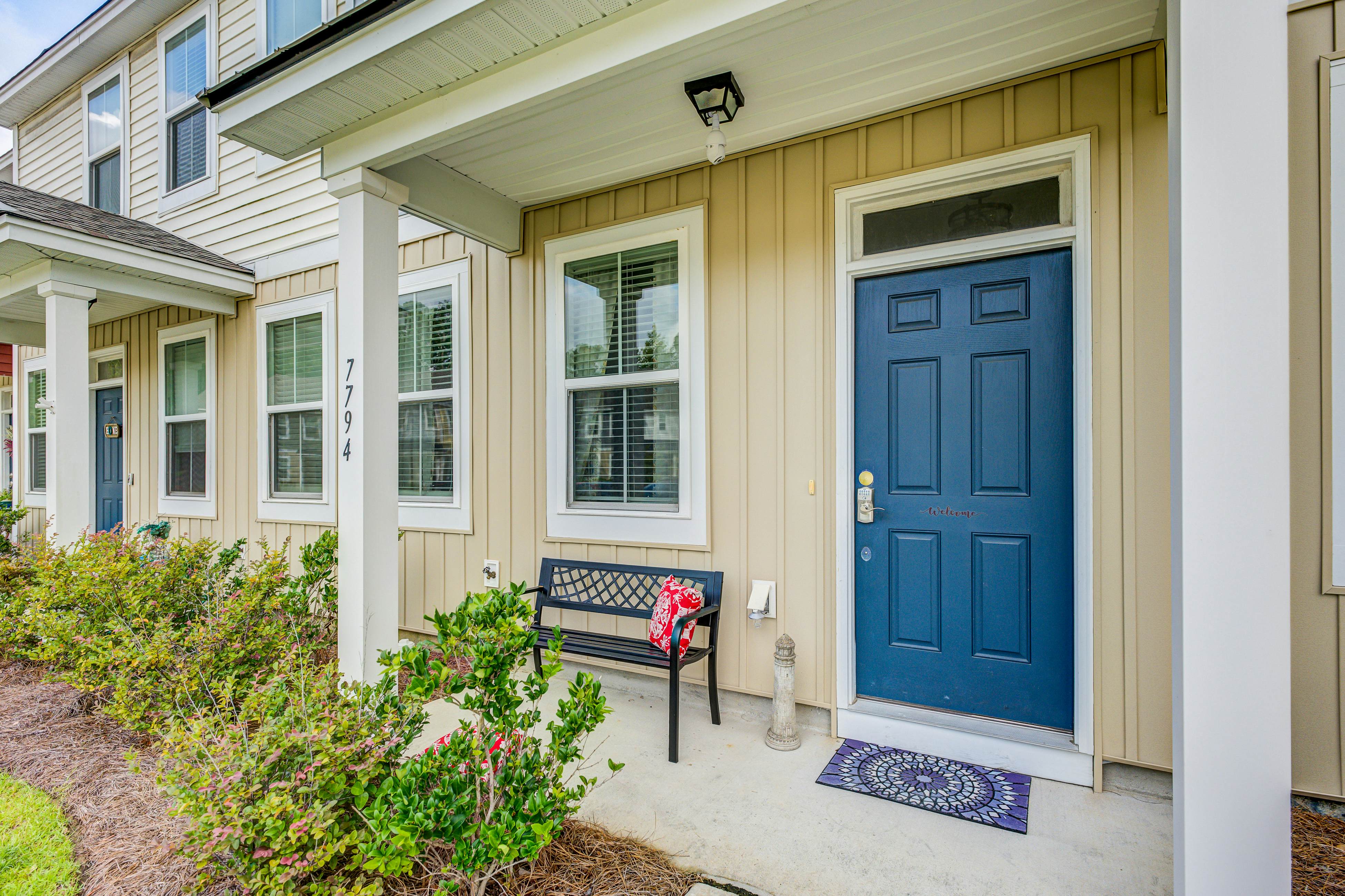 Snowbird-friendly townhouse with pool, tennis court, & central AC