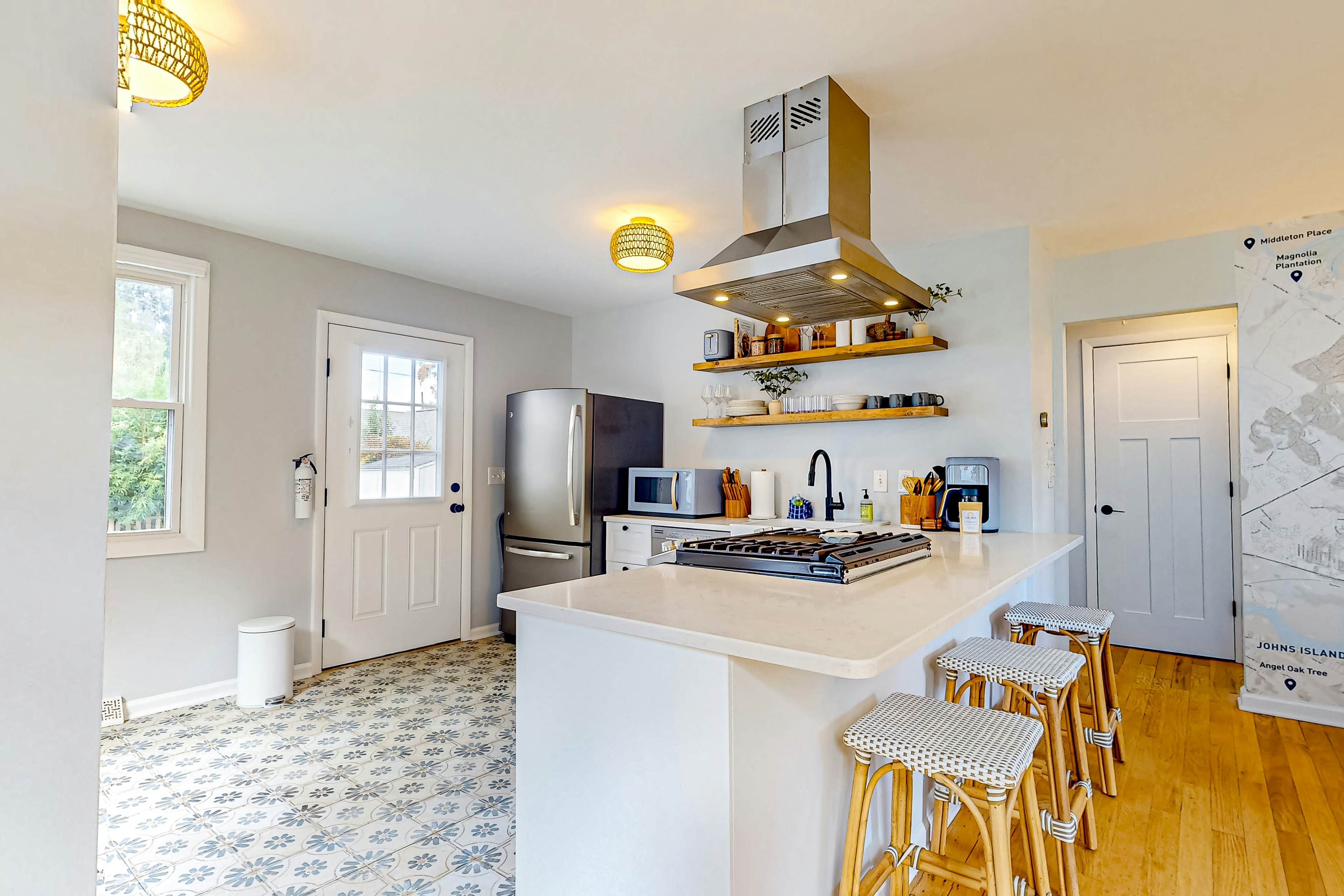 Delightful sun-filled getaway w/ patio, W/D, & AC - close to Park Circle