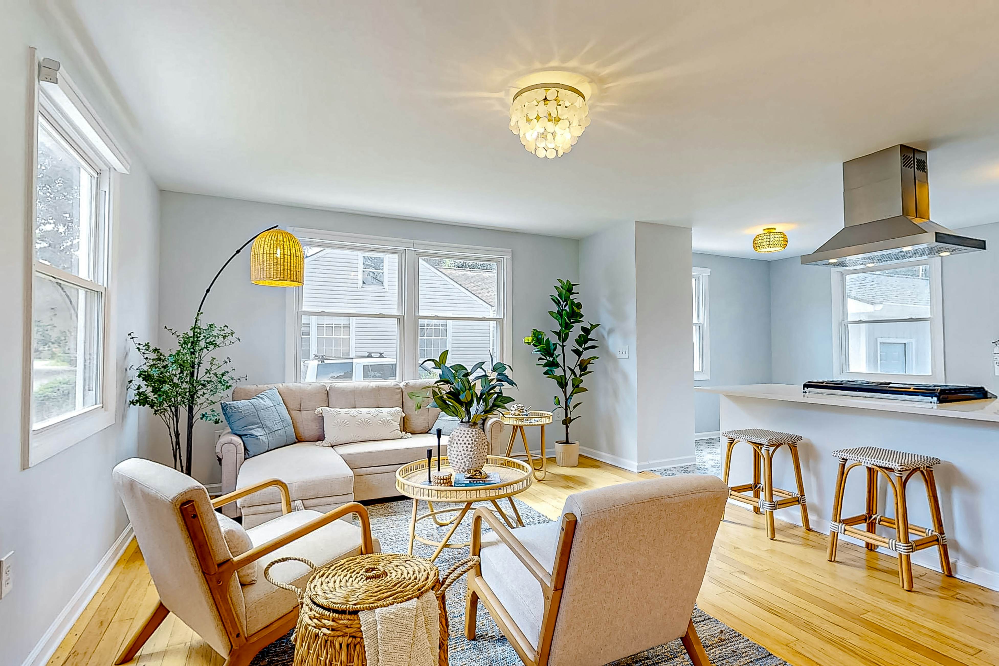 Delightful sun-filled getaway w/ patio, W/D, & AC - close to Park Circle