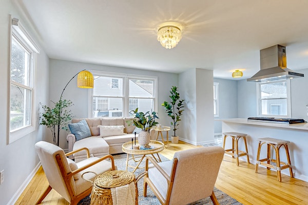 Delightful sun-filled getaway w/ patio, W/D, & AC - close to Park Circle