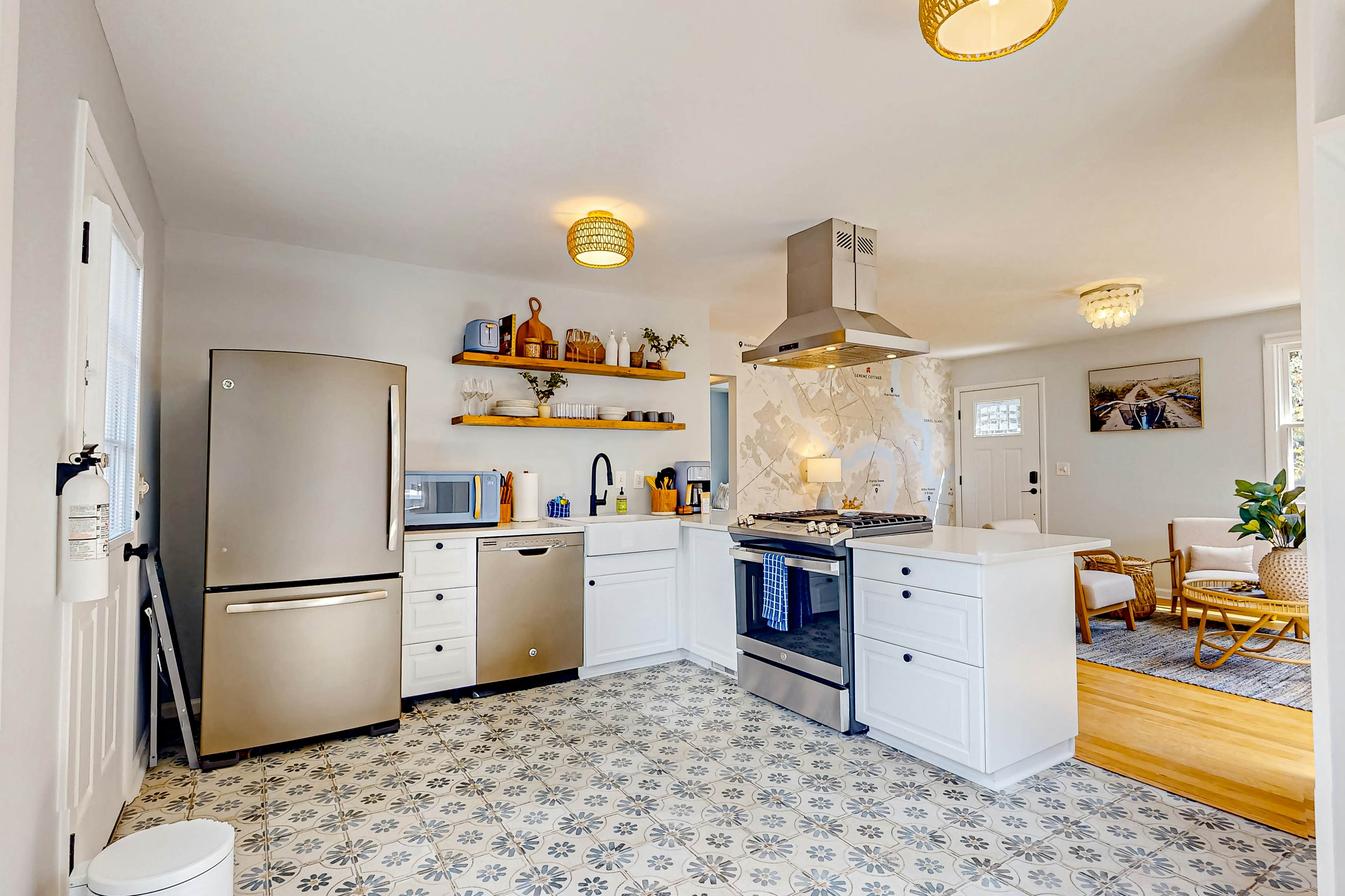 Delightful sun-filled getaway w/ patio, W/D, & AC - close to Park Circle