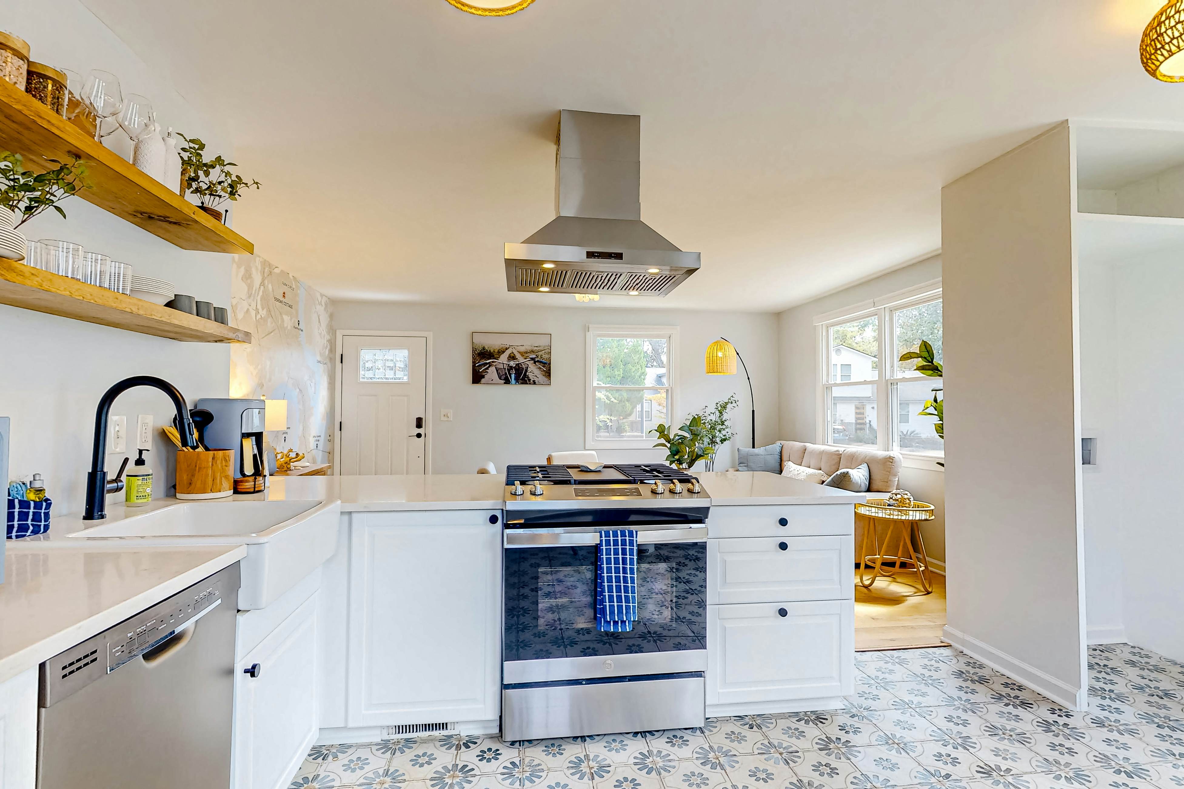 Delightful sun-filled getaway w/ patio, W/D, & AC - close to Park Circle