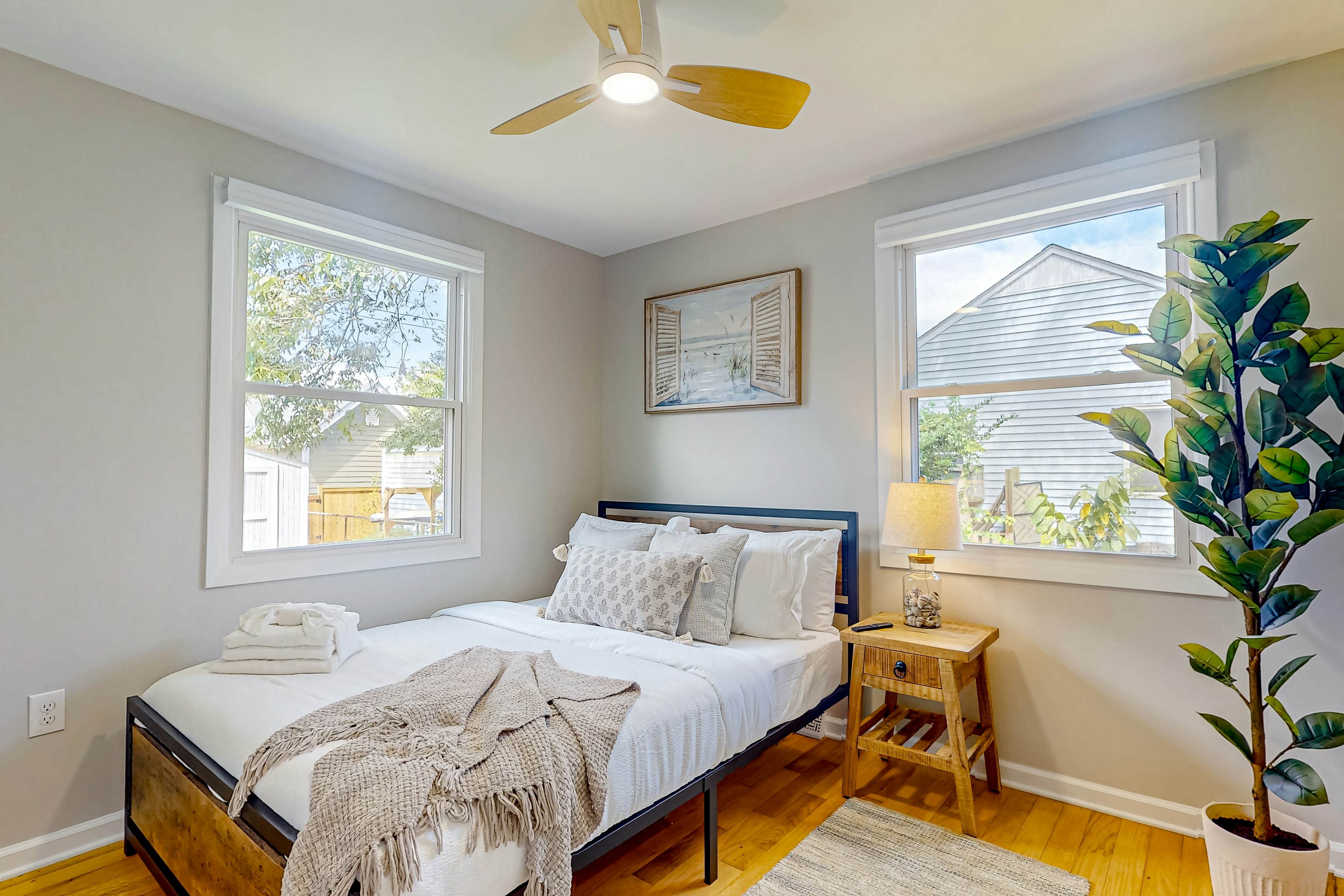 Delightful sun-filled getaway w/ patio, W/D, & AC - close to Park Circle