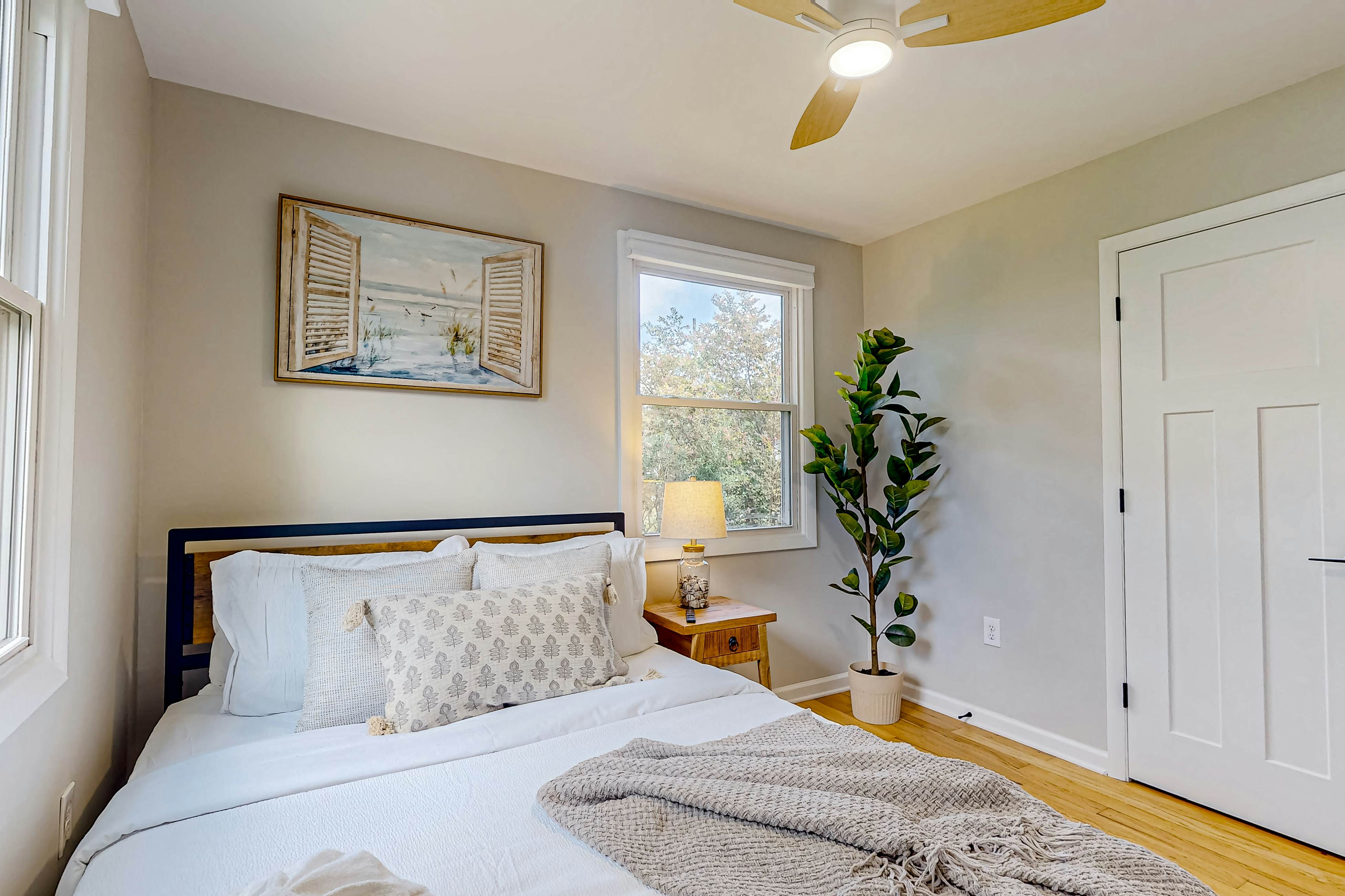 Delightful sun-filled getaway w/ patio, W/D, & AC - close to Park Circle