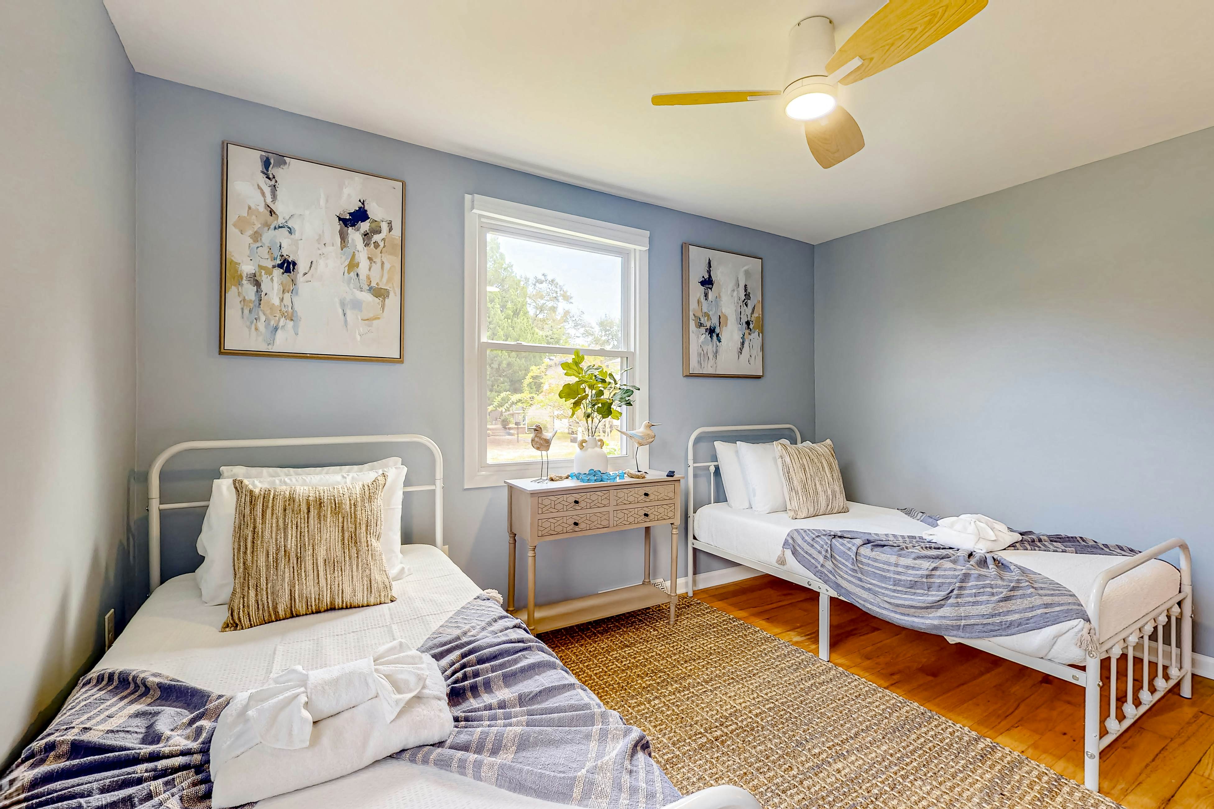 Delightful sun-filled getaway w/ patio, W/D, & AC - close to Park Circle