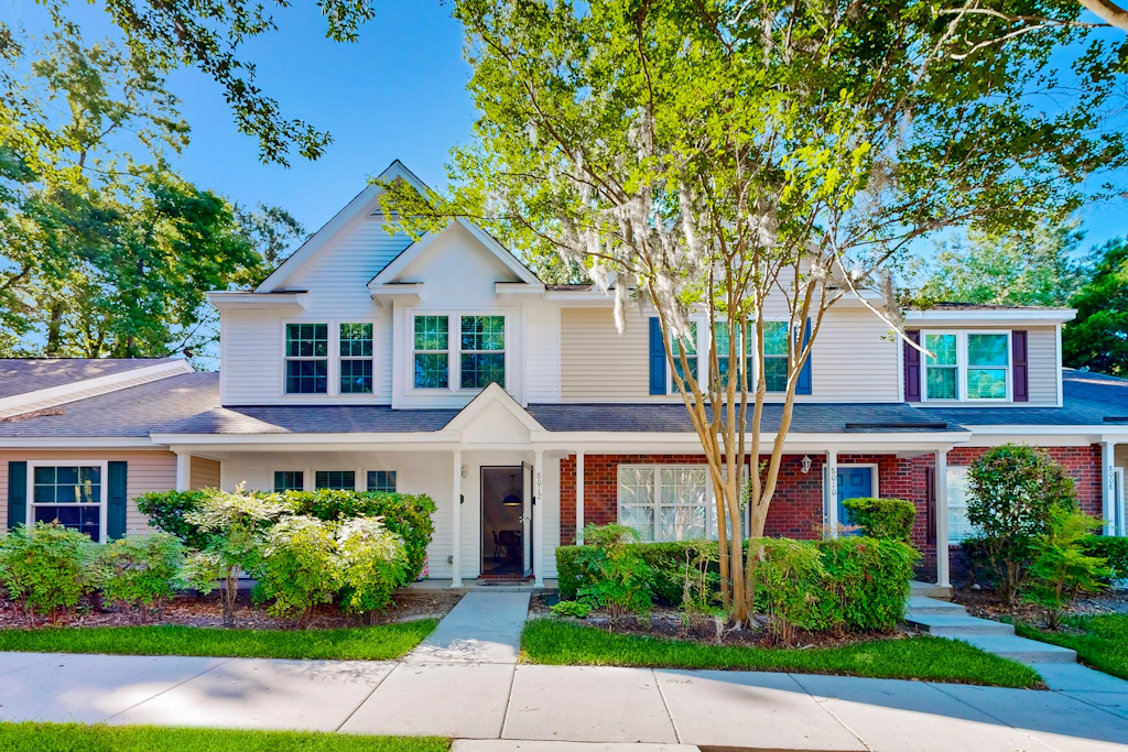 Modern townhouse close to shopping, night life and restaurants