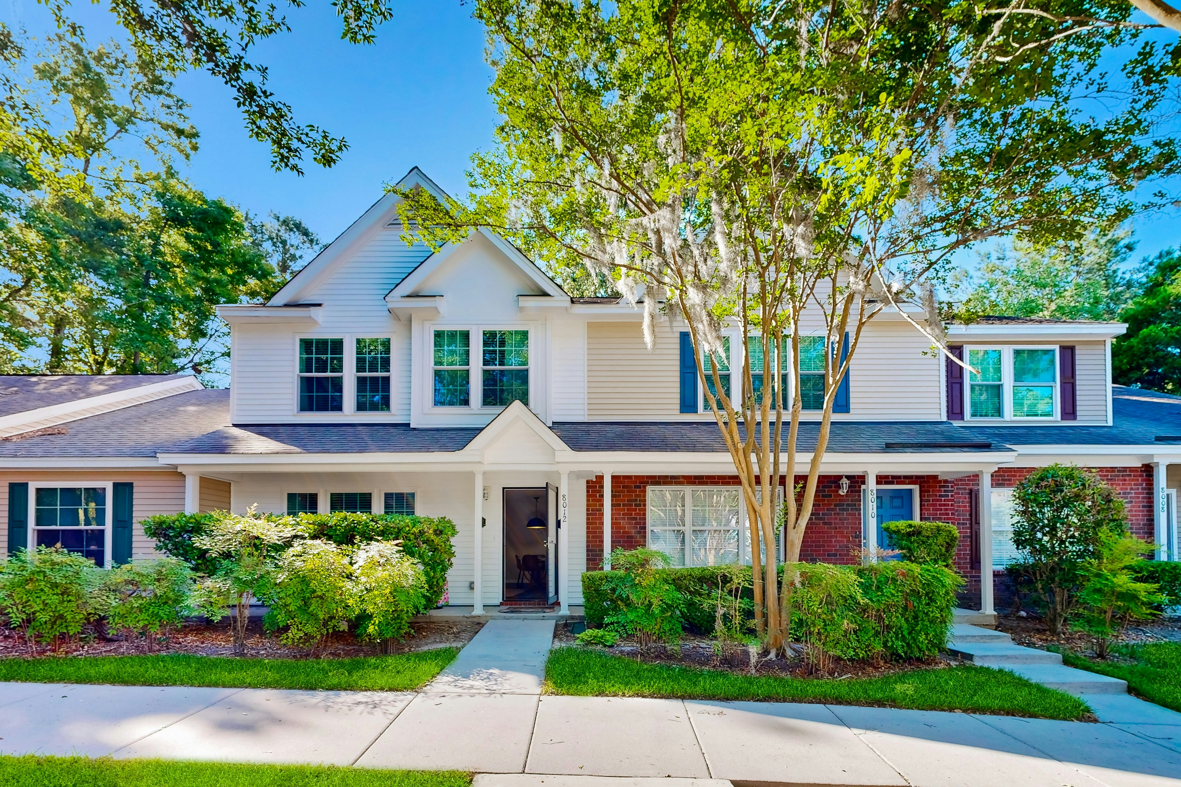 Modern townhouse close to shopping, night life and restaurants