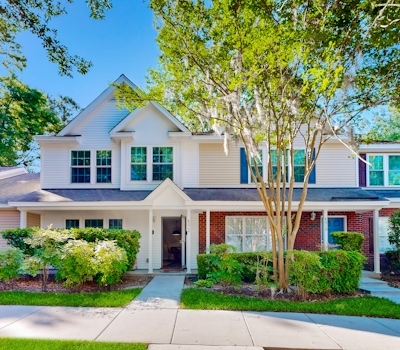 Modern townhouse close to shopping, night life and restaurants