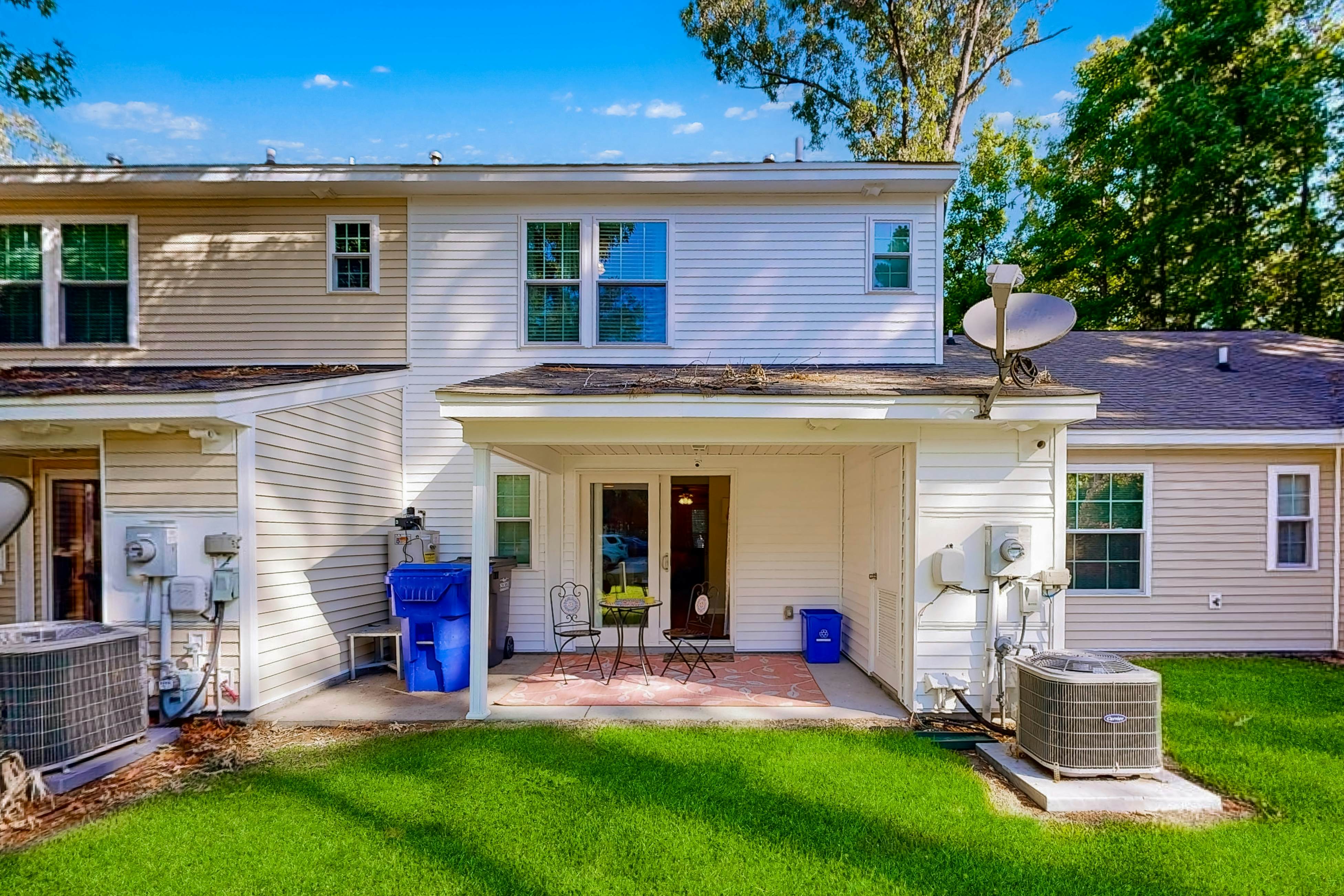 Modern townhouse close to shopping, night life and restaurants