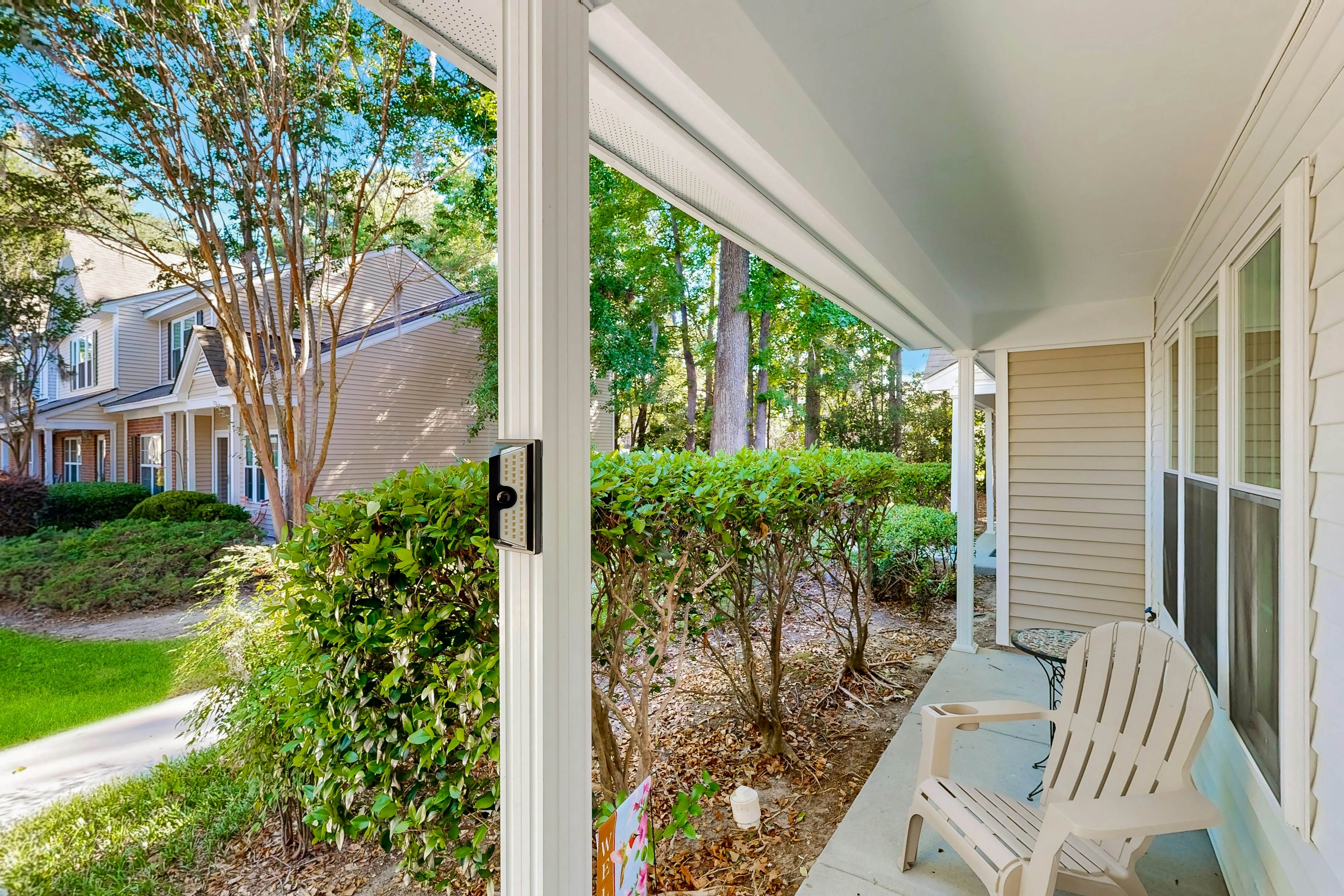 Modern townhouse close to shopping, night life and restaurants