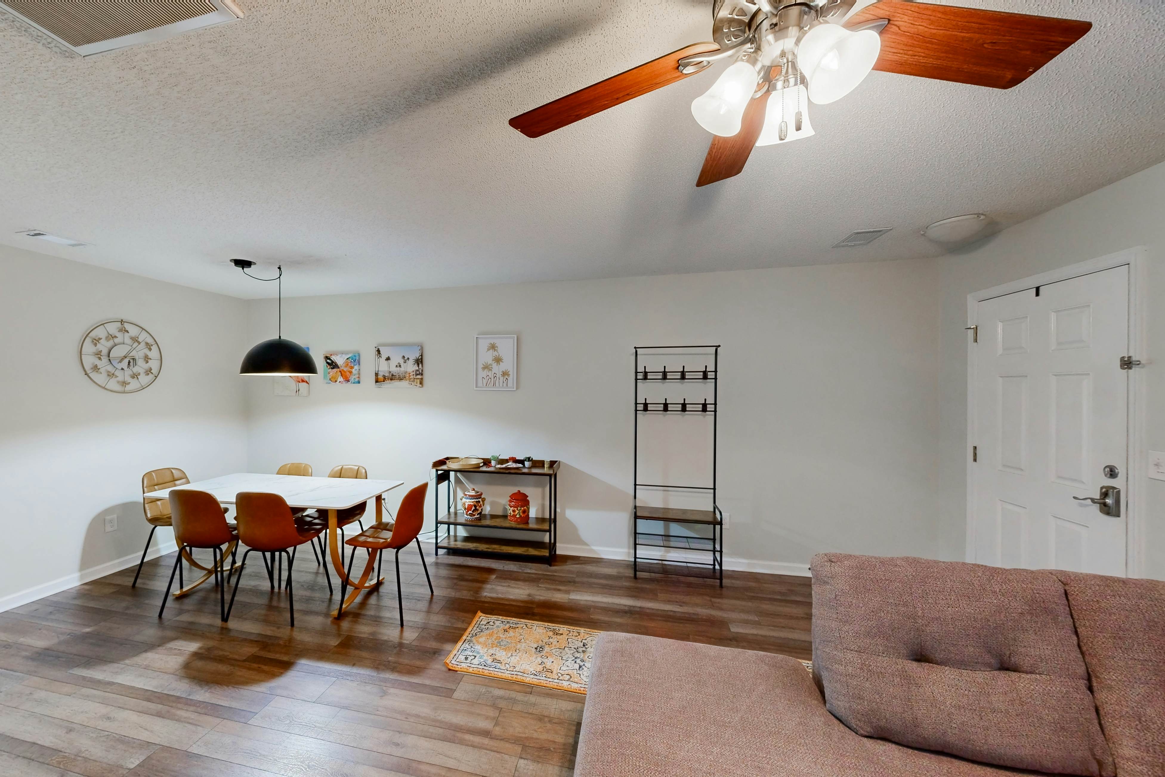 Modern townhouse close to shopping, night life and restaurants