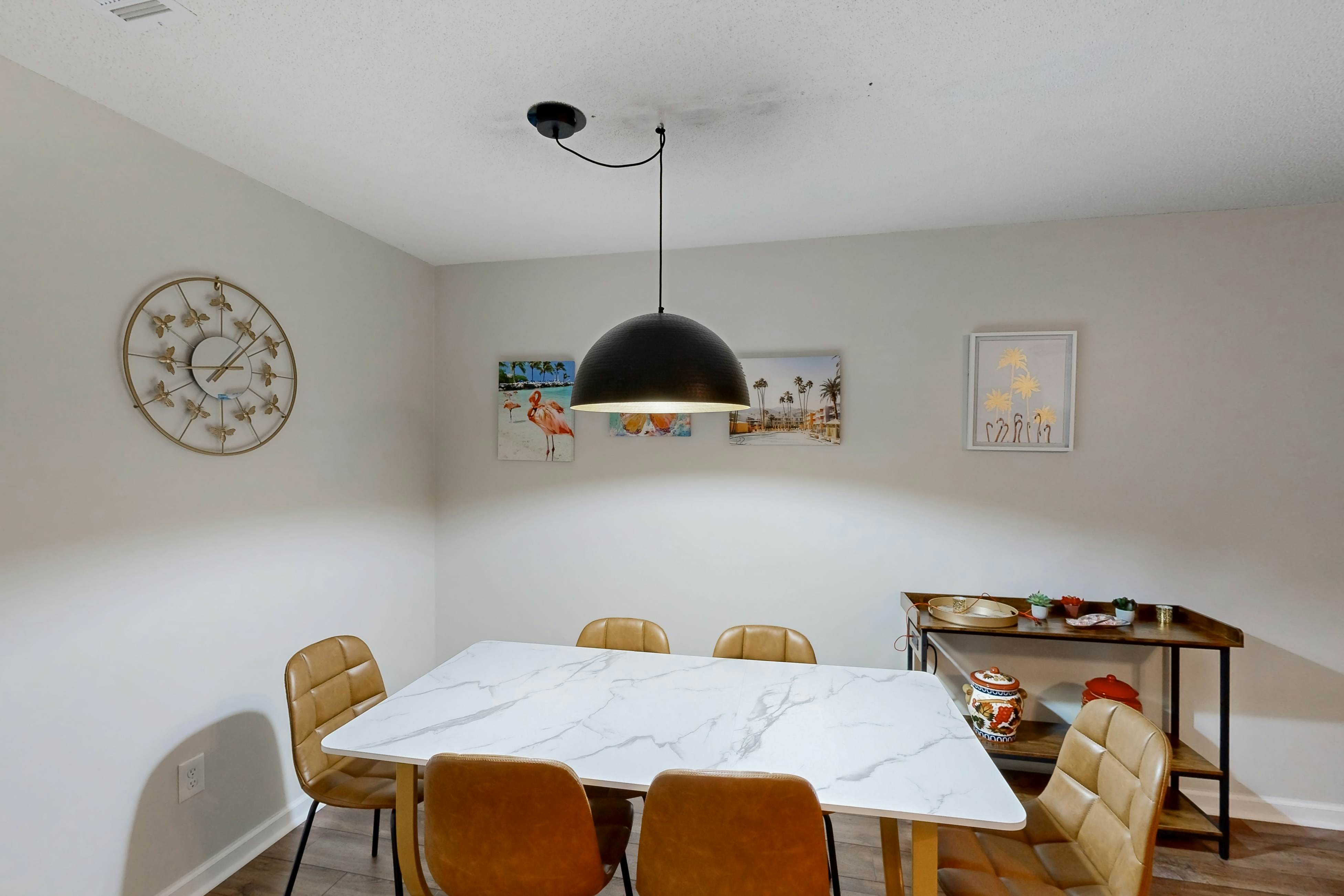 Modern townhouse close to shopping, night life and restaurants