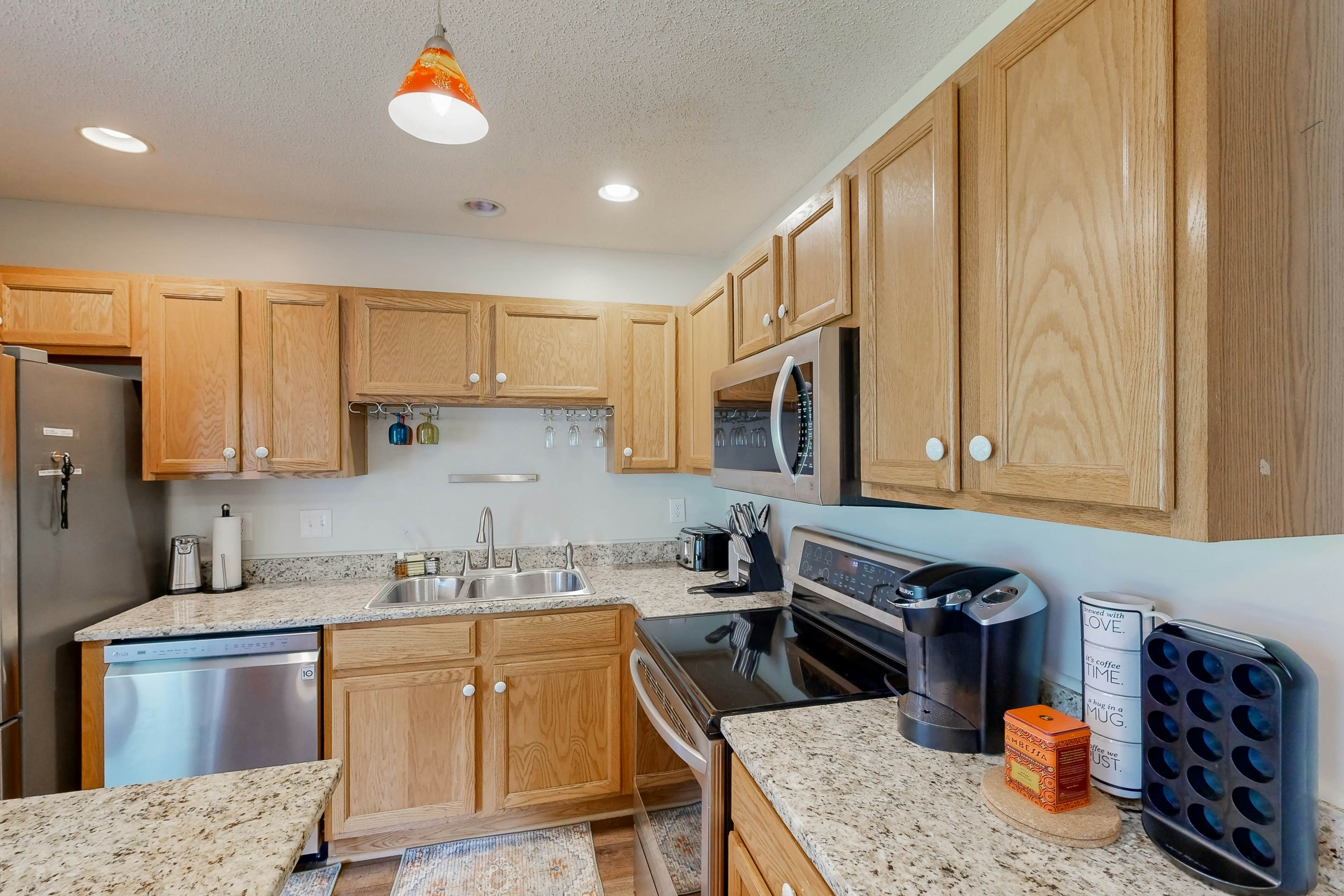 Modern townhouse close to shopping, night life and restaurants