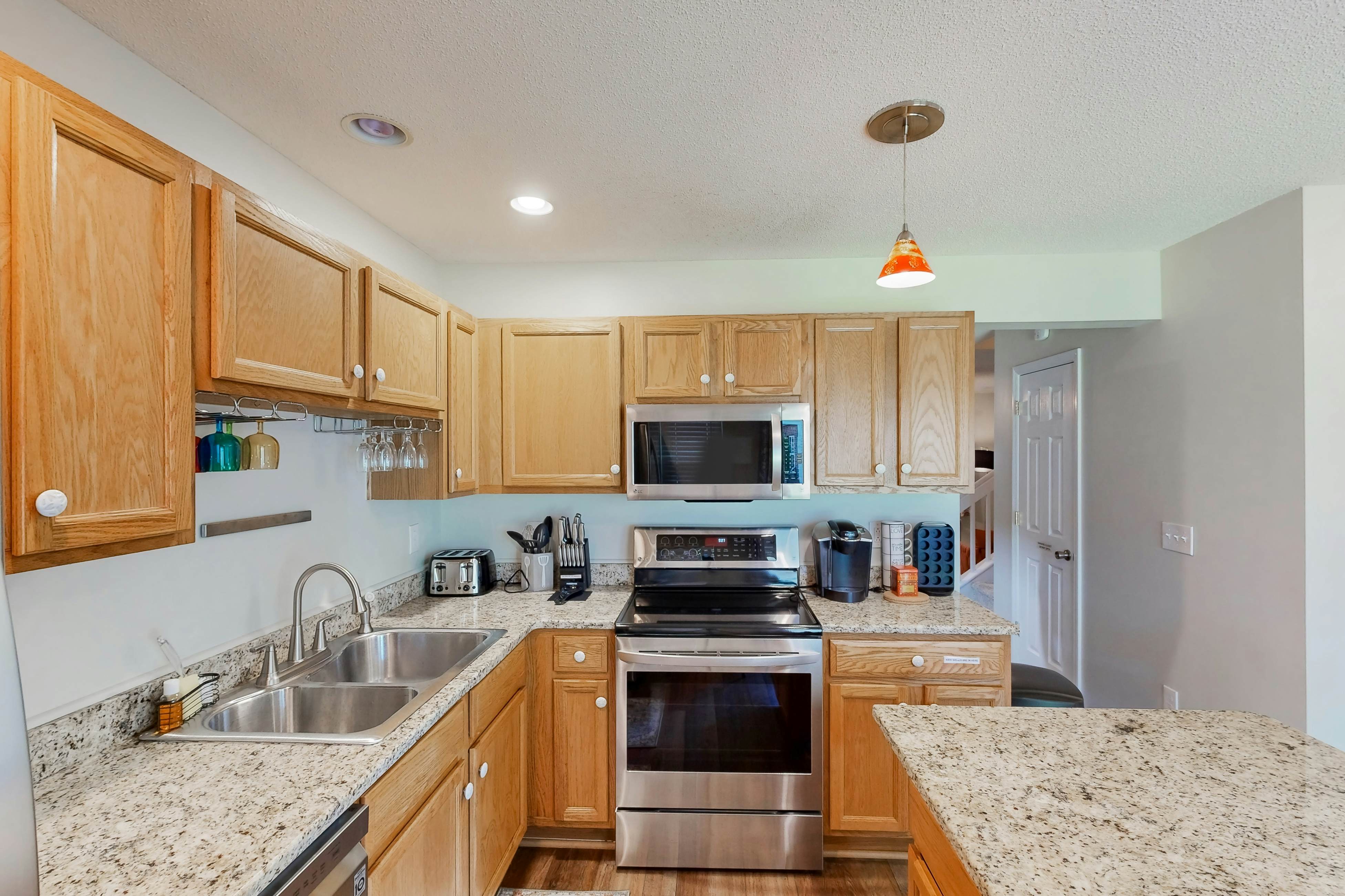 Modern townhouse close to shopping, night life and restaurants