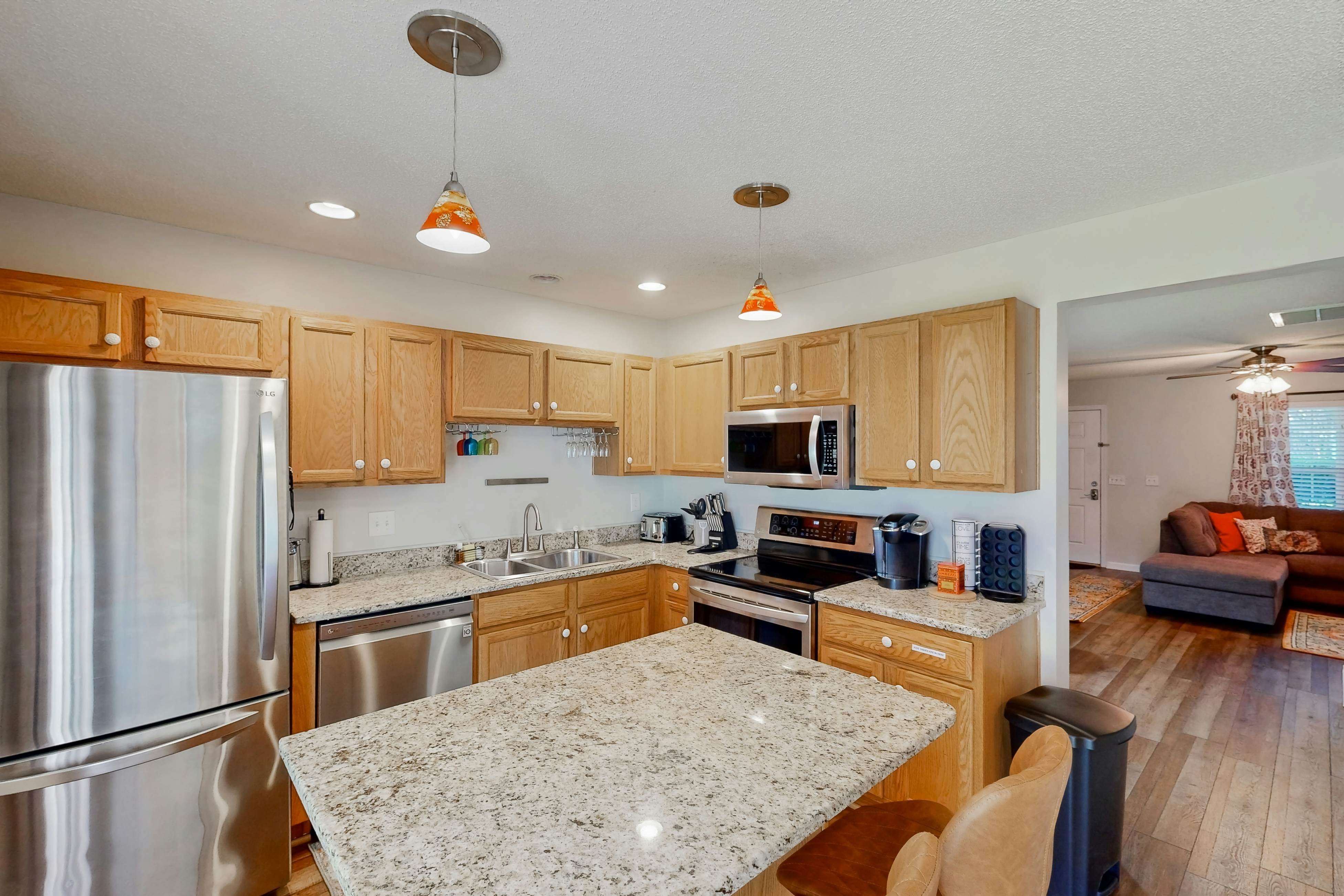 Modern townhouse close to shopping, night life and restaurants