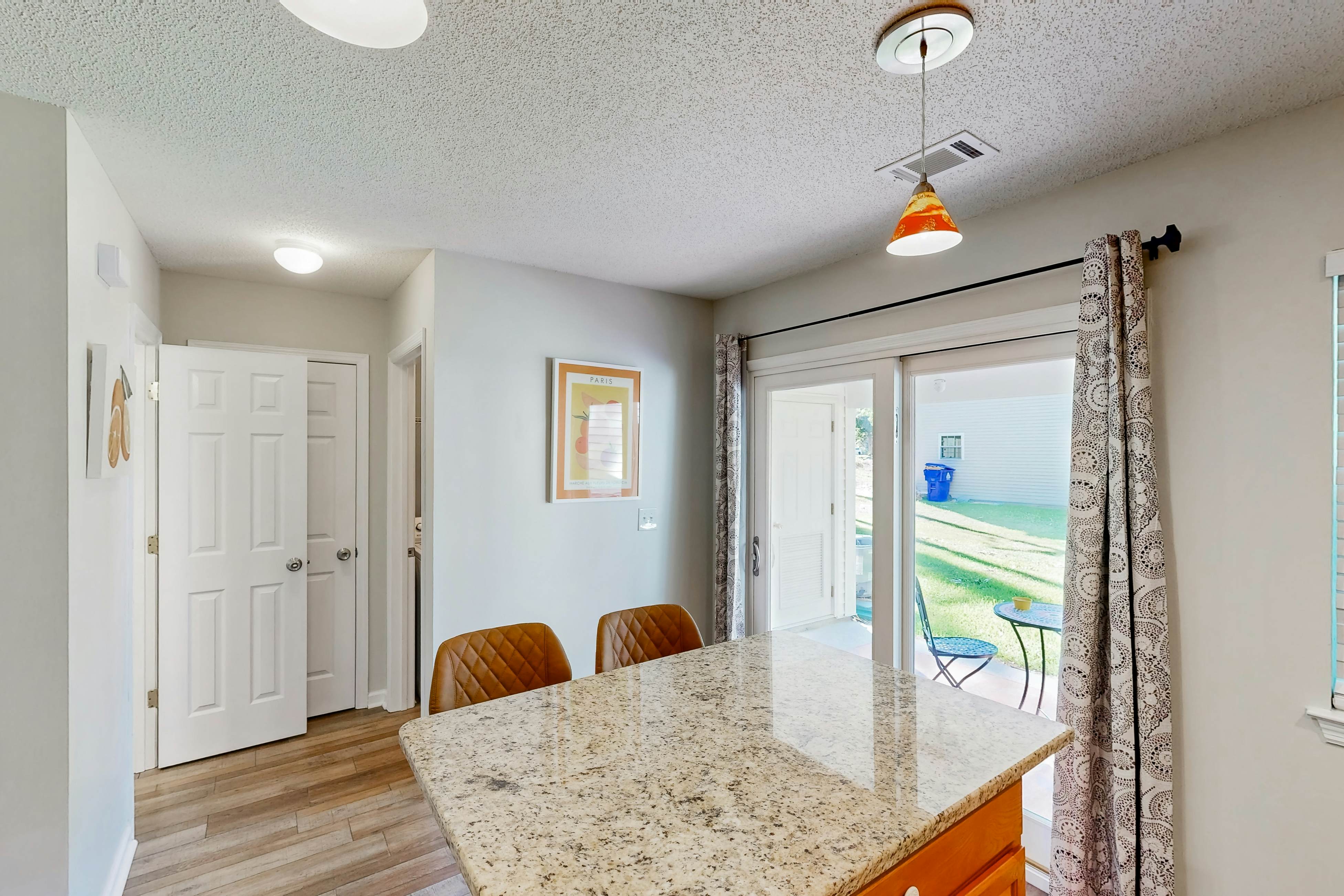 Modern townhouse close to shopping, night life and restaurants