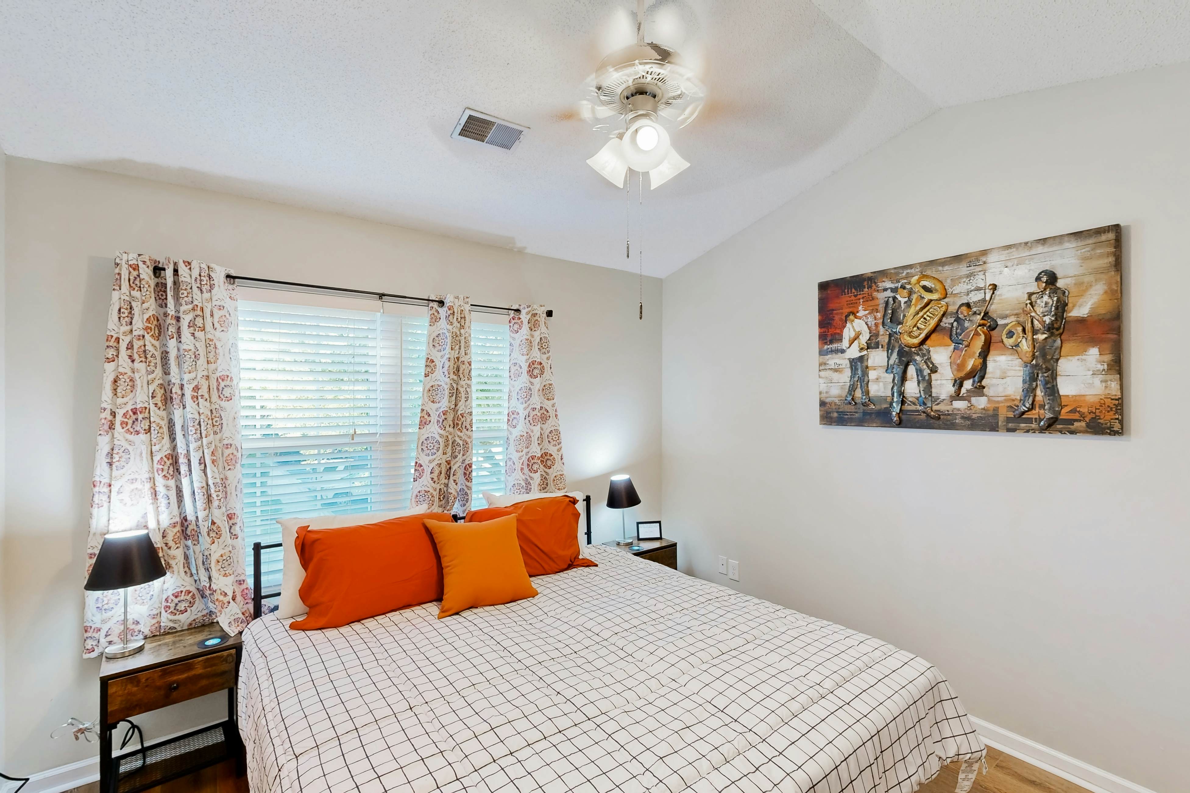 Modern townhouse close to shopping, night life and restaurants