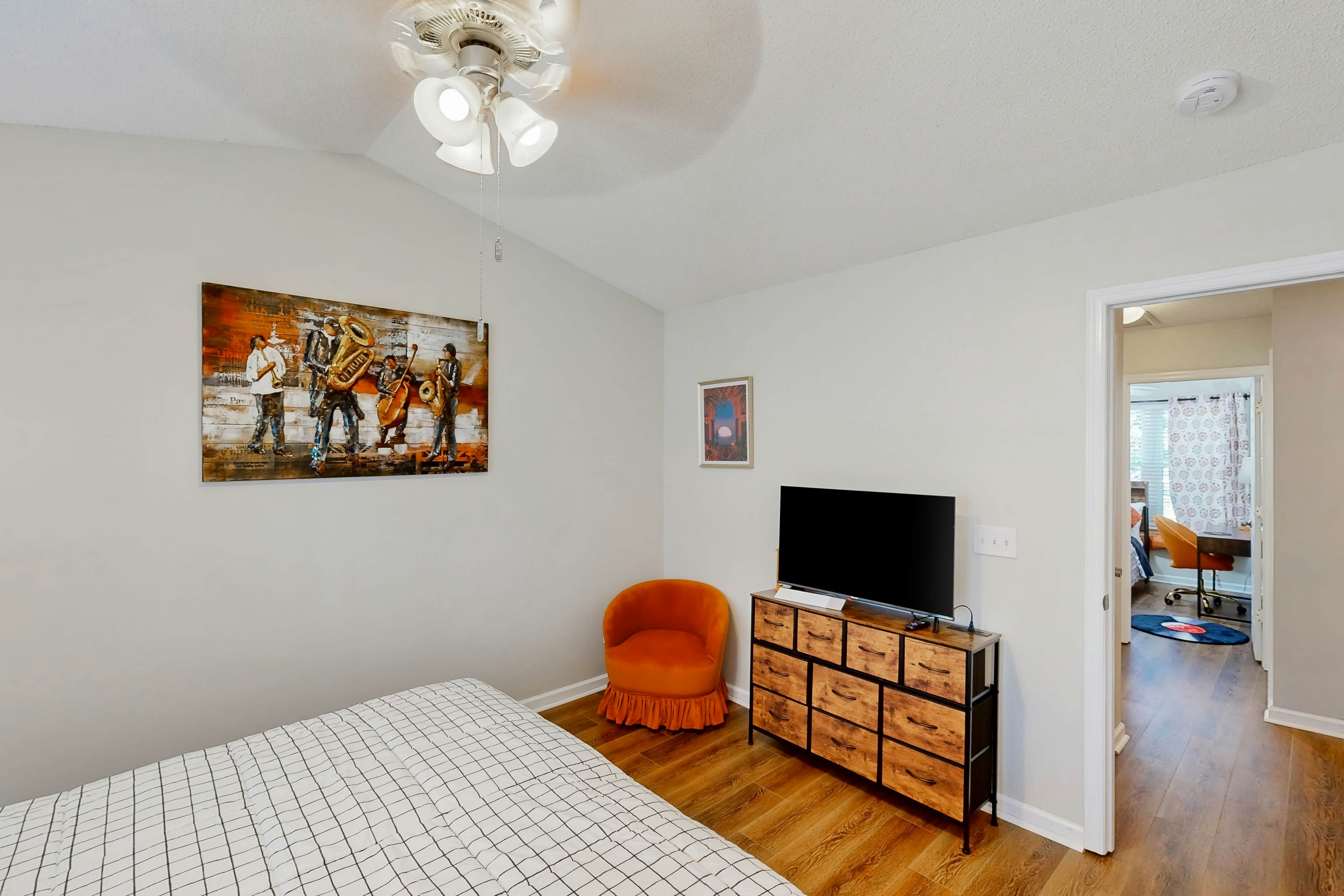 Modern townhouse close to shopping, night life and restaurants