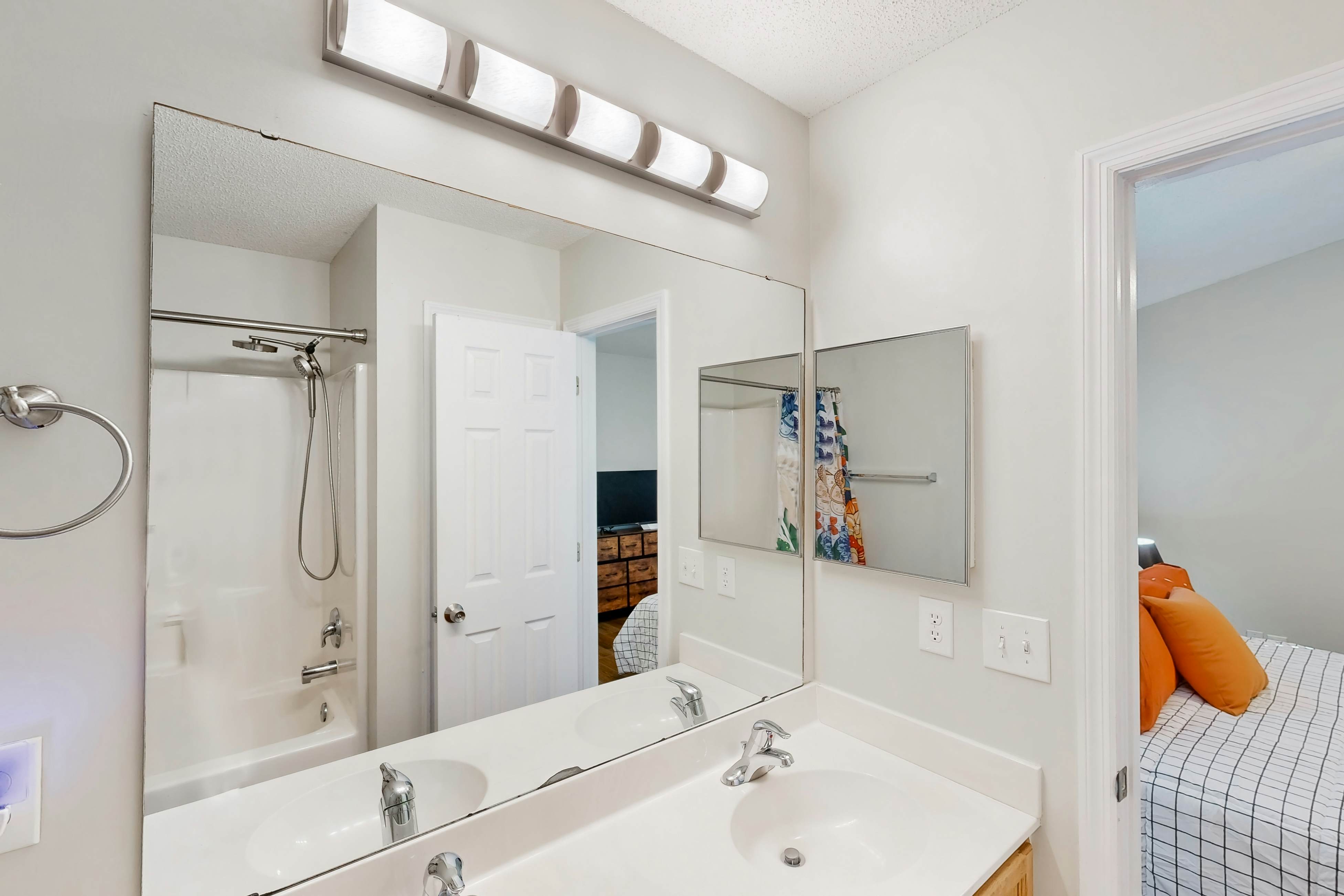 Modern townhouse close to shopping, night life and restaurants