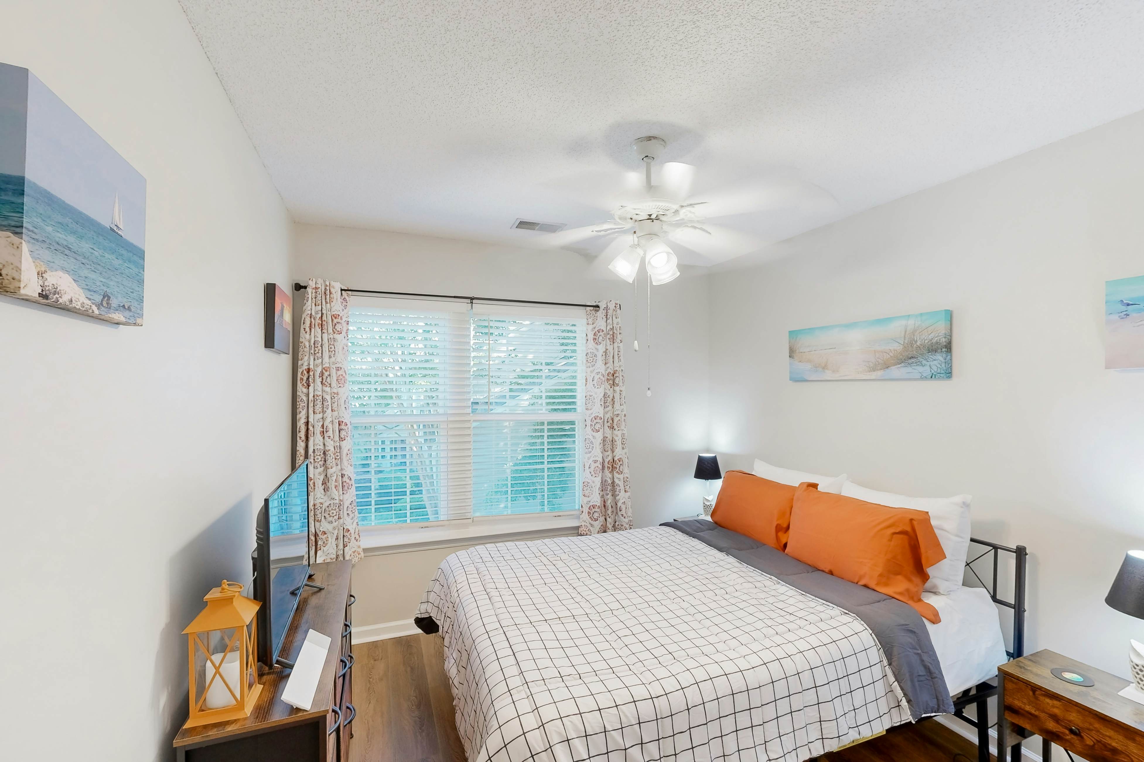 Modern townhouse close to shopping, night life and restaurants