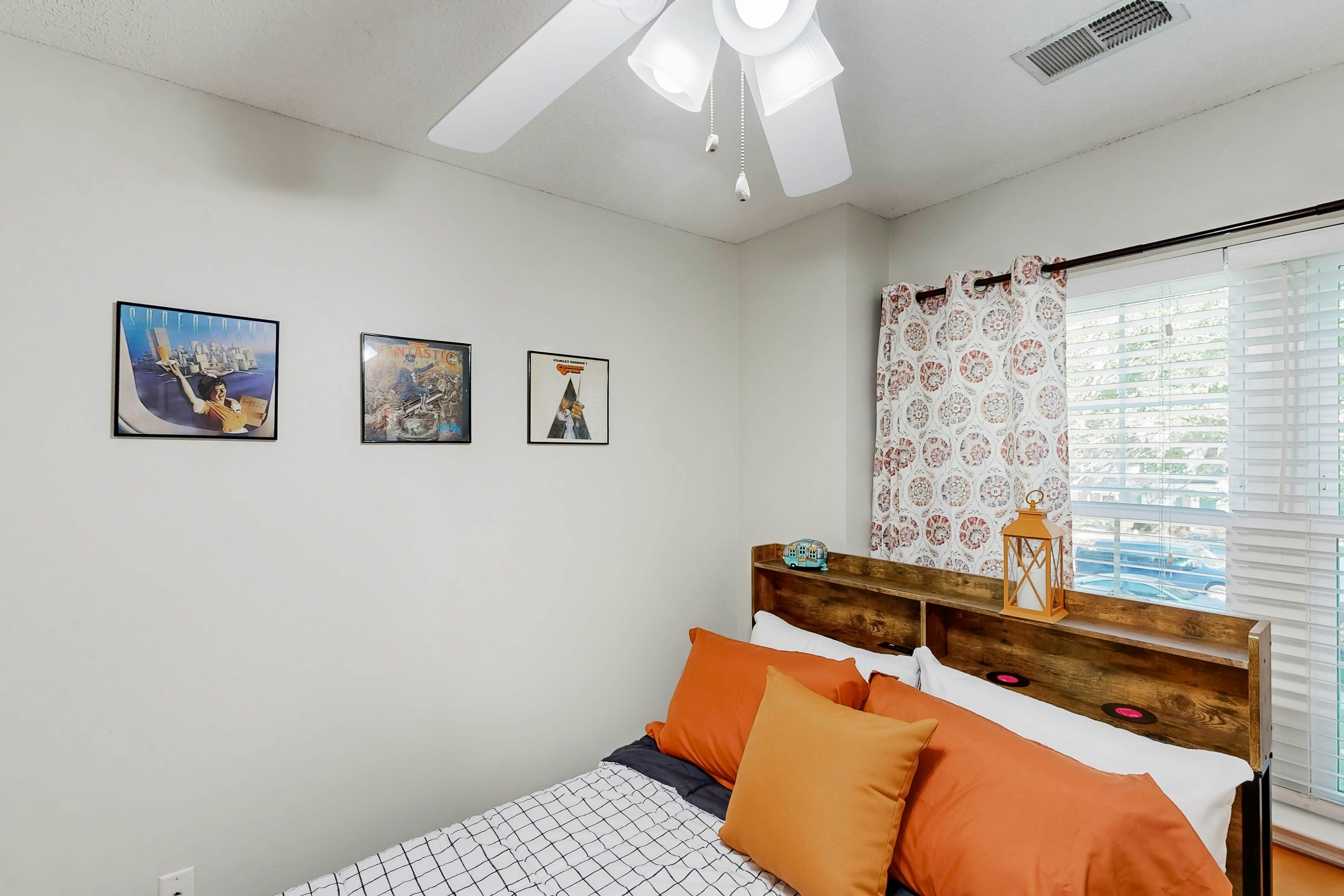 Modern townhouse close to shopping, night life and restaurants