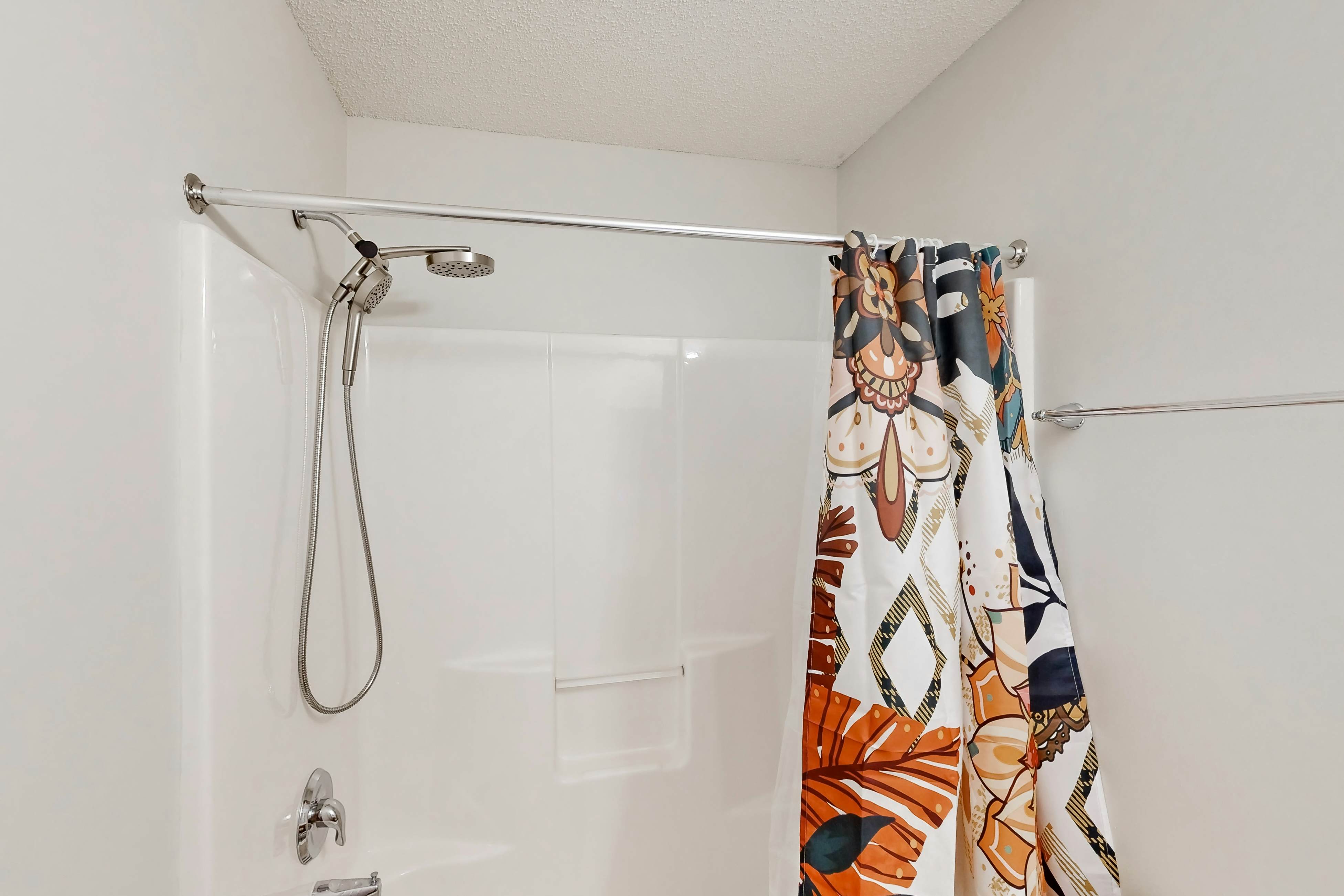 Modern townhouse close to shopping, night life and restaurants