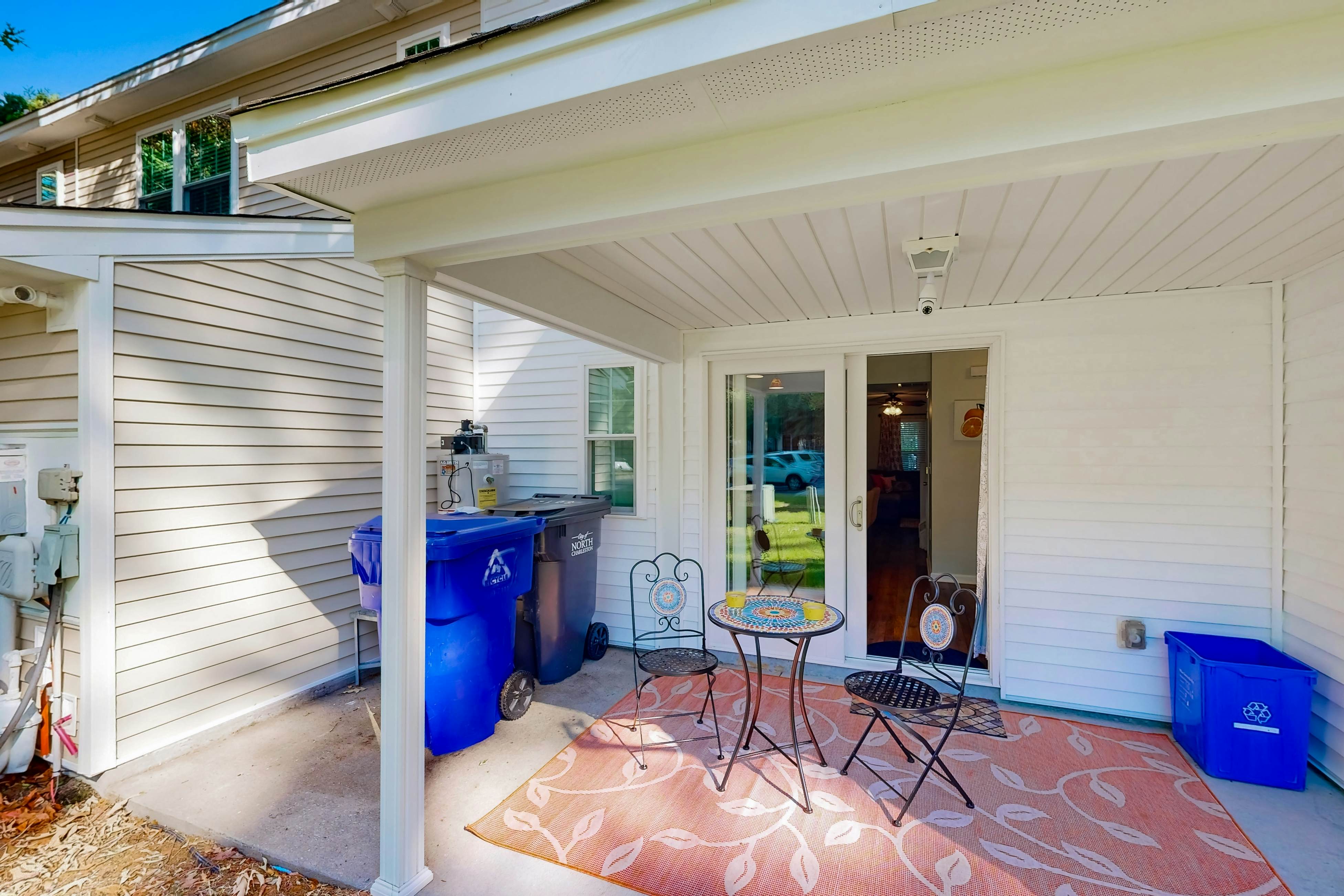 Modern townhouse close to shopping, night life and restaurants