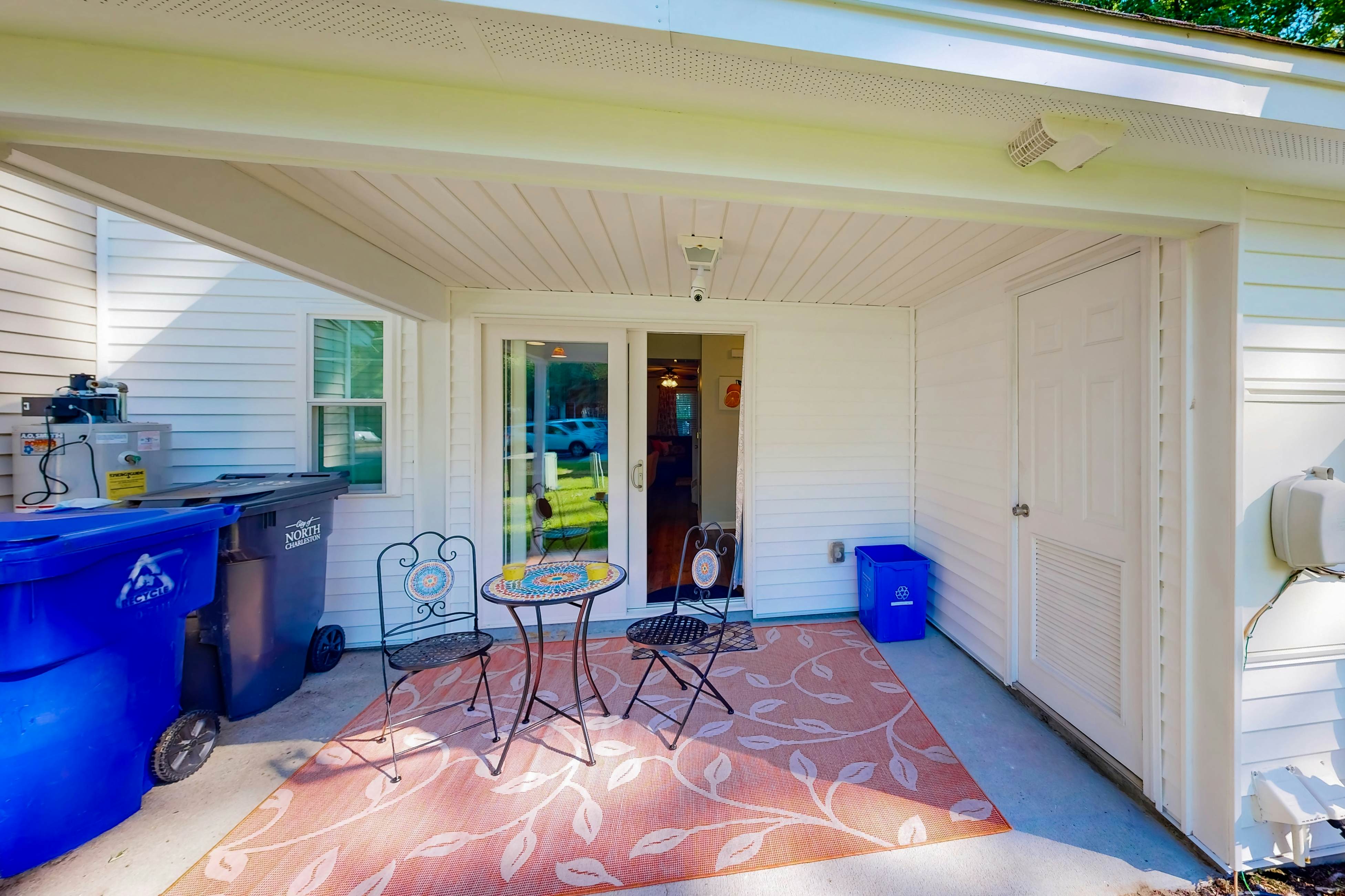 Modern townhouse close to shopping, night life and restaurants