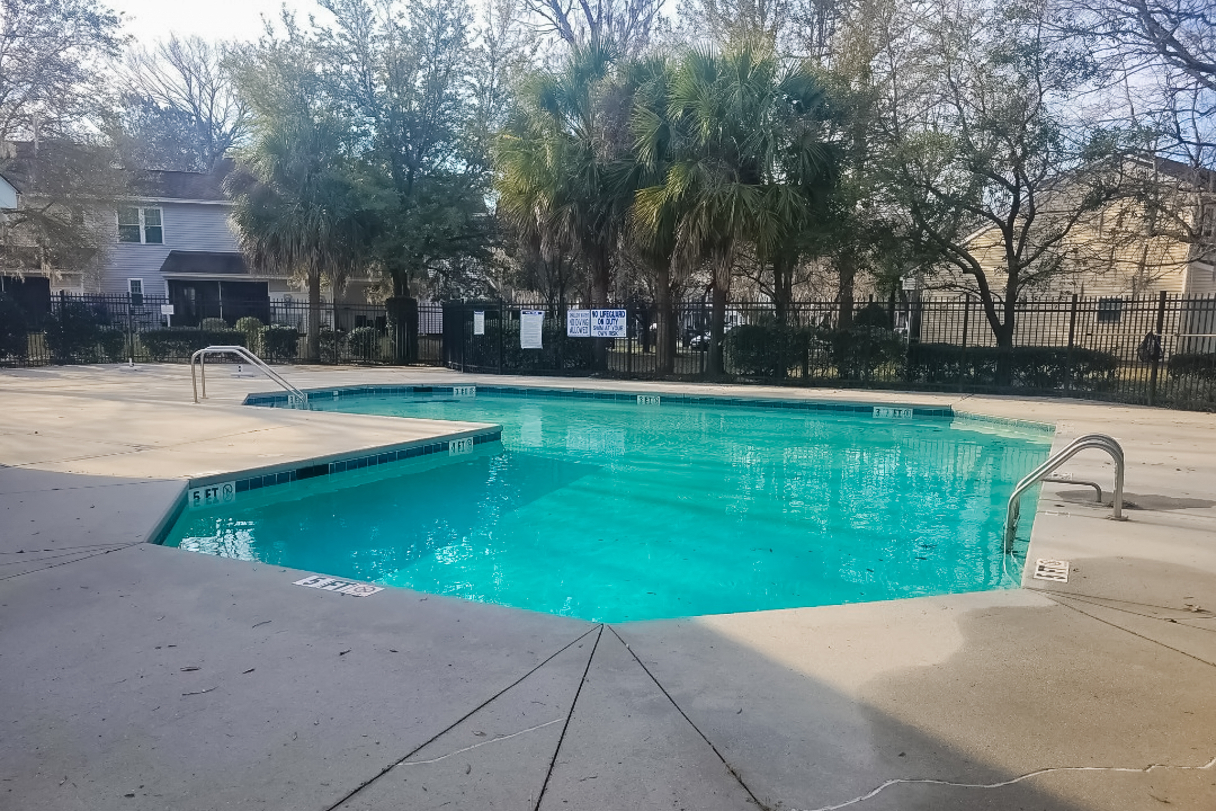 Modern townhouse close to shopping, night life and restaurants