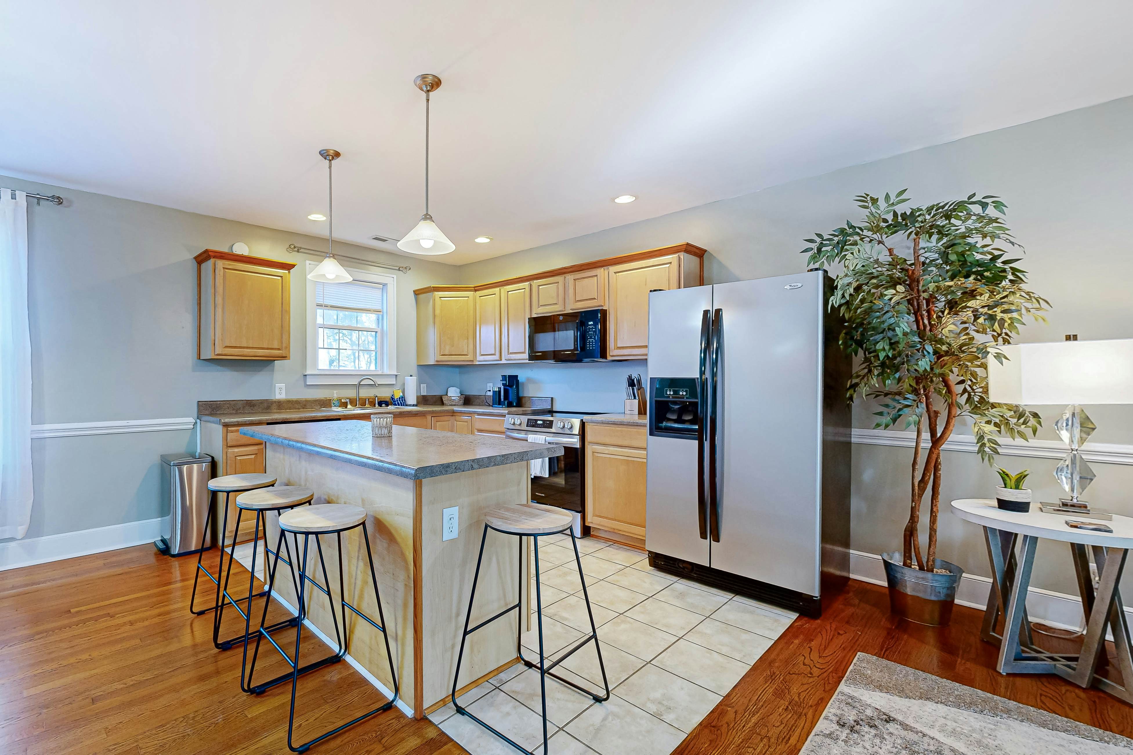 Dog-friendly home in North Charleston with backyard, firepit & W/D