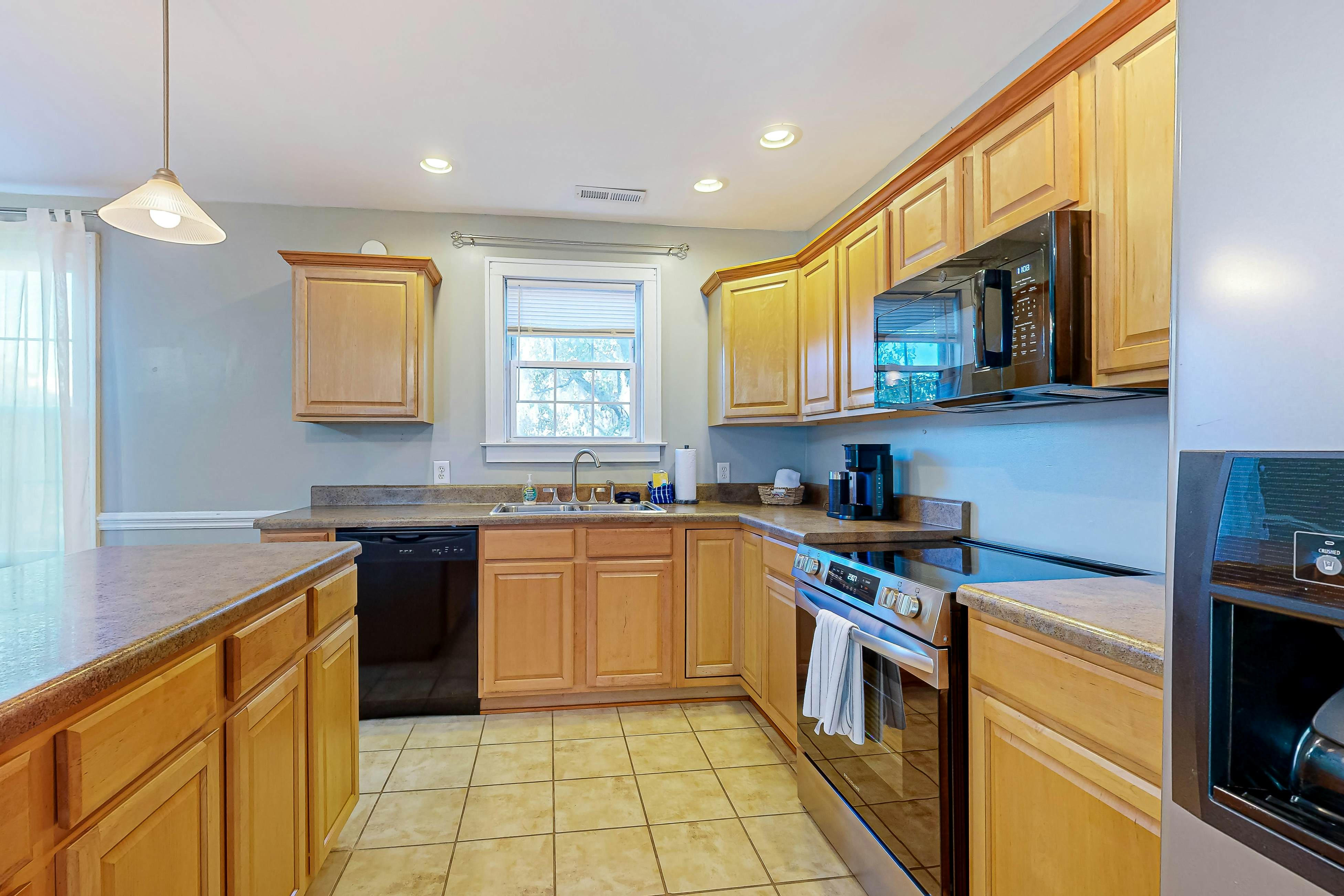 Dog-friendly home in North Charleston with backyard, firepit & W/D