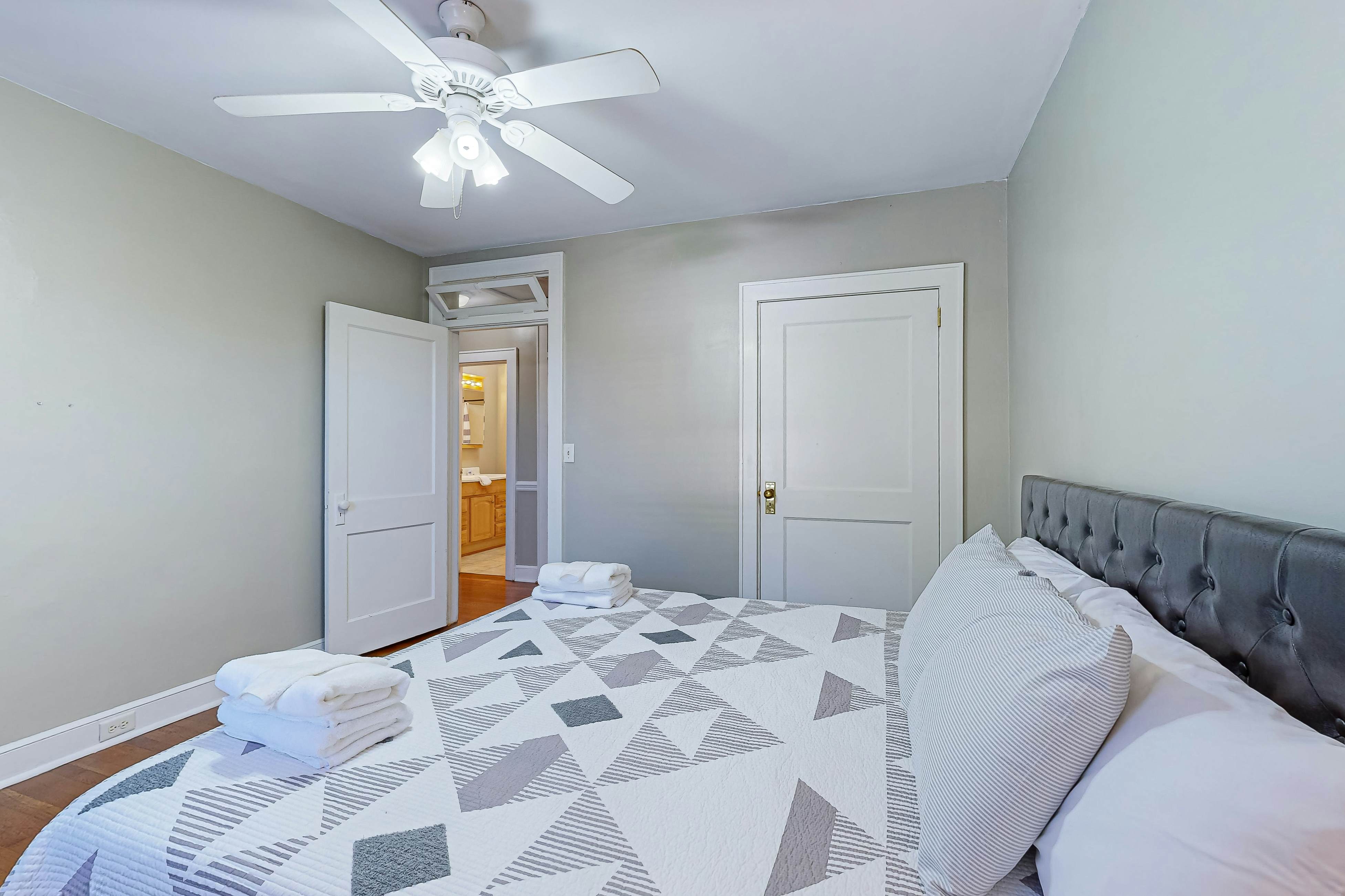 Dog-friendly home in North Charleston with backyard, firepit & W/D