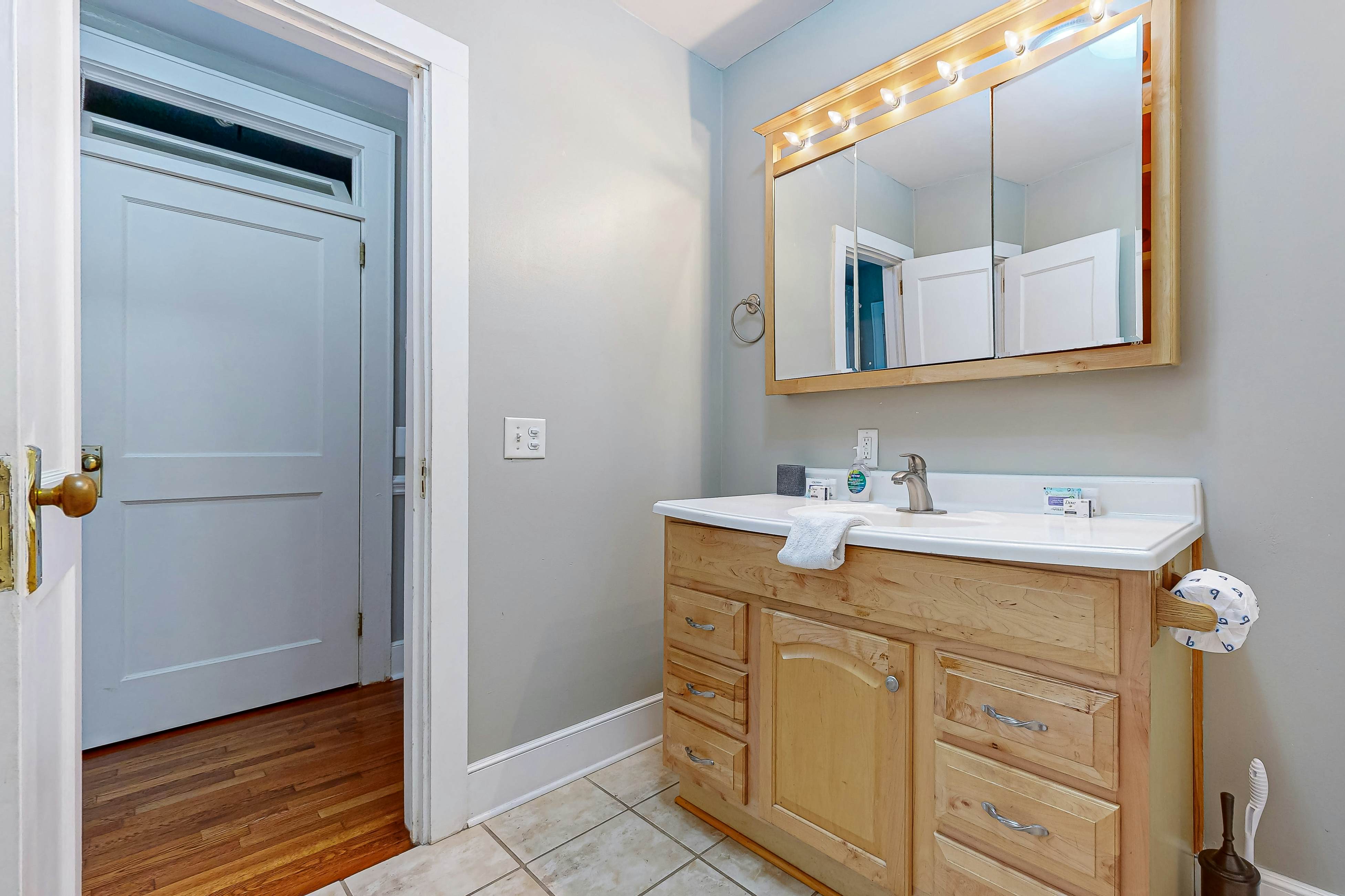 Dog-friendly home in North Charleston with backyard, firepit & W/D