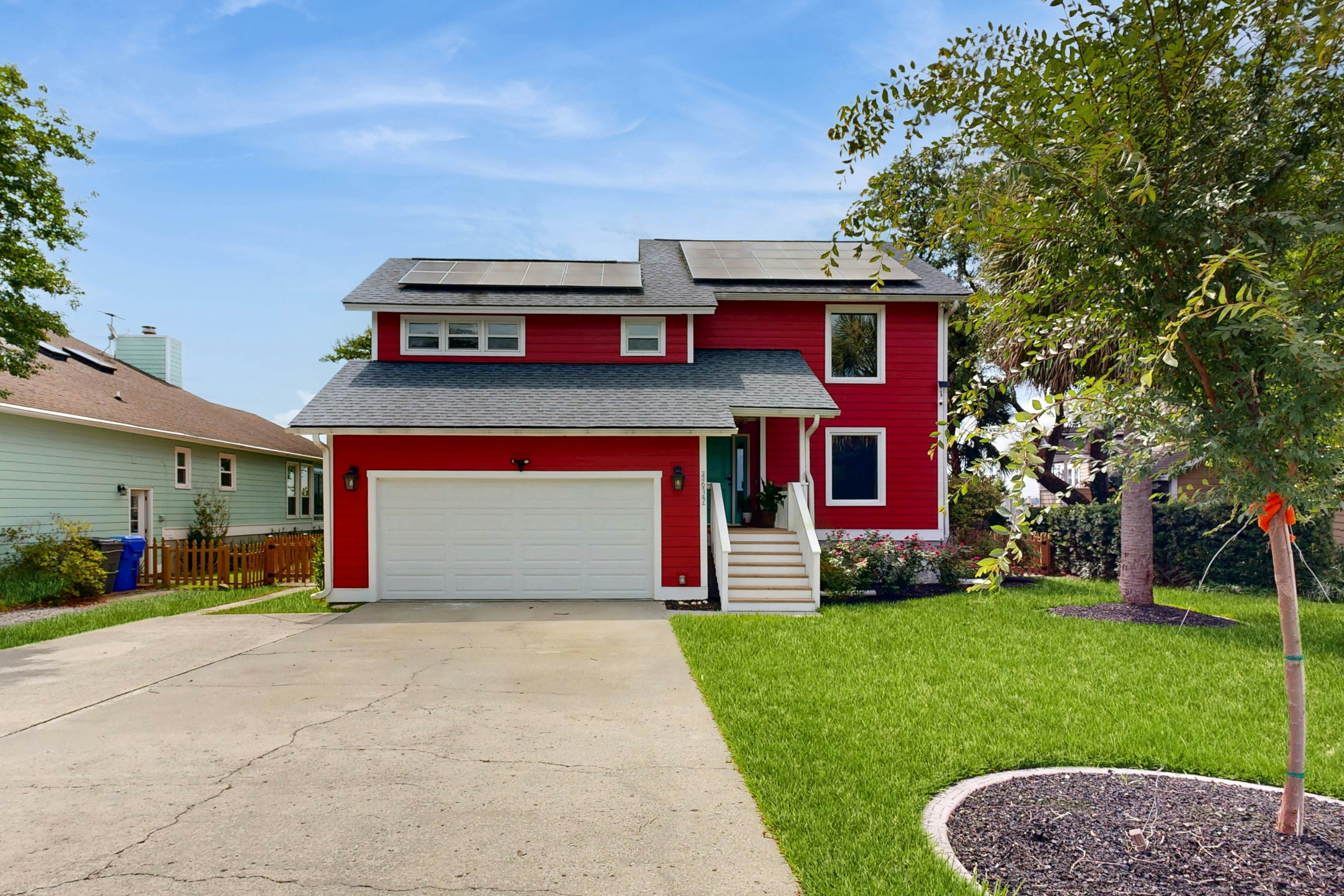 Peaceful home with expansive views of the Ashley River w/ outdoor living space