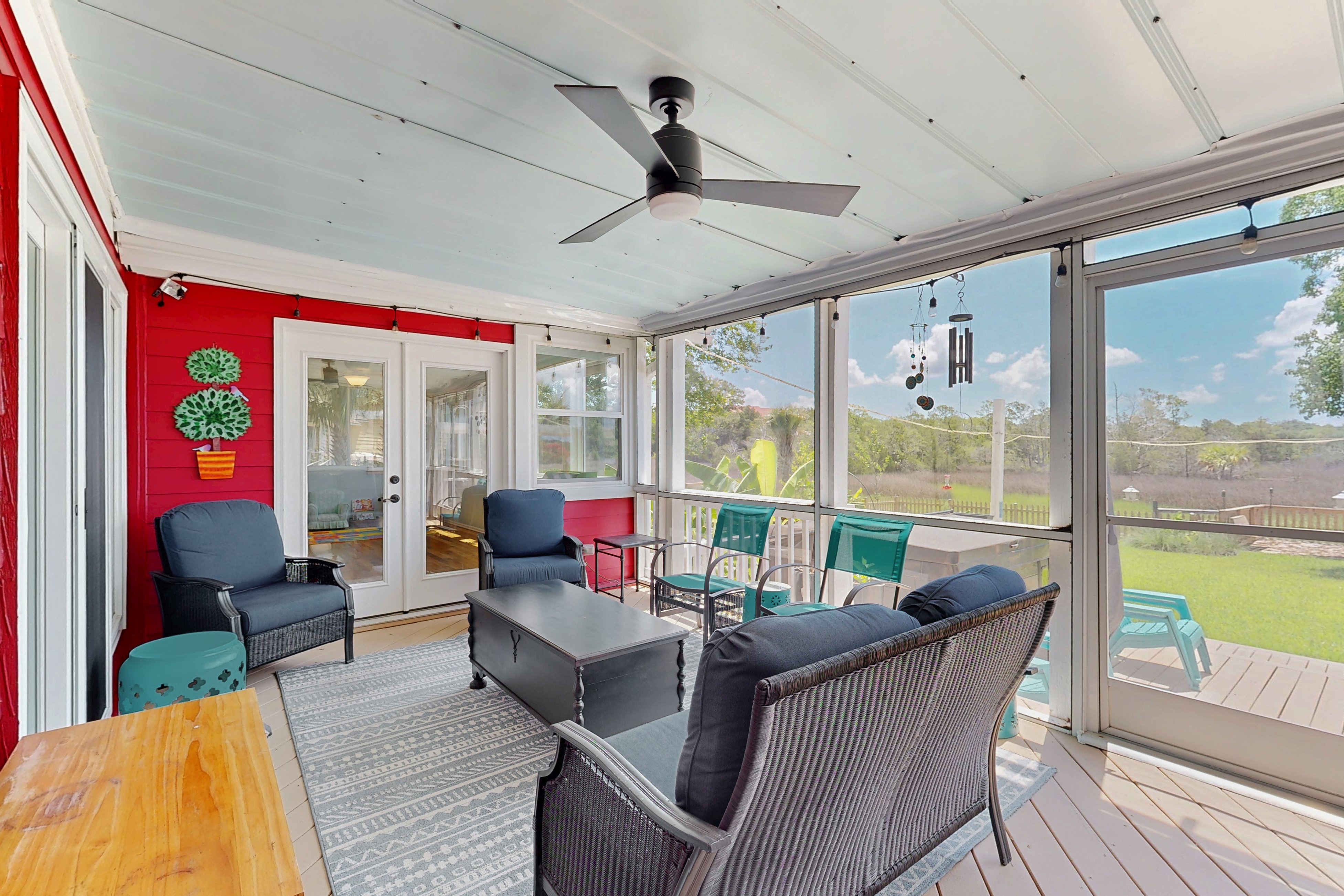 Peaceful home with expansive views of the Ashley River w/ outdoor living space