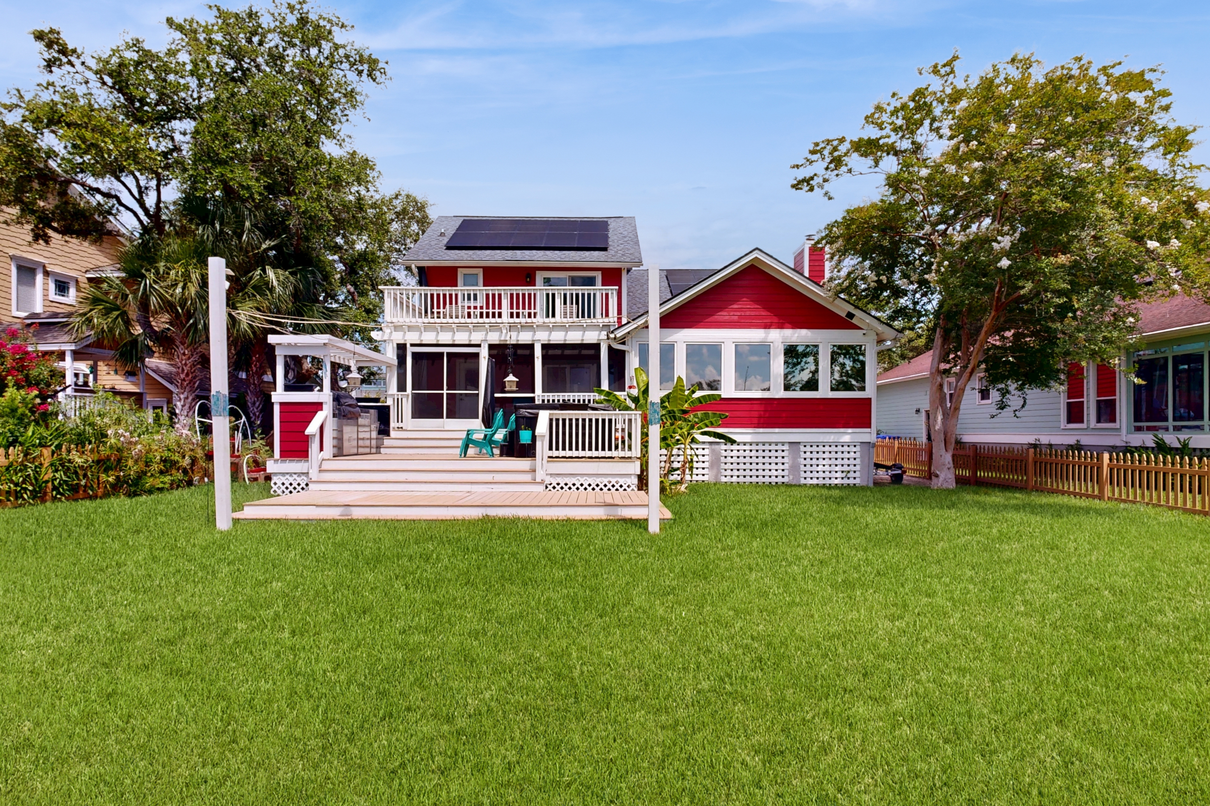 Peaceful home with expansive views of the Ashley River w/ outdoor living space