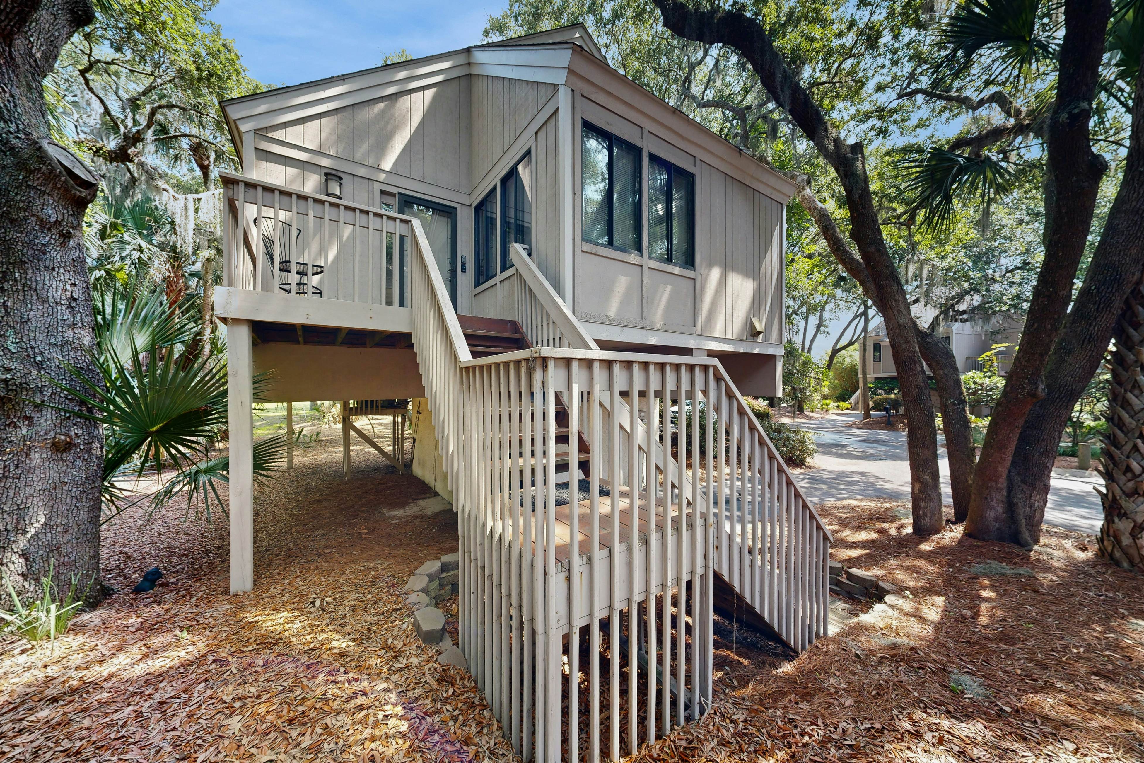 Comfy Golf View Cottage with WiFi, a Shared Pool, Central AC, Private Washer/Dryer