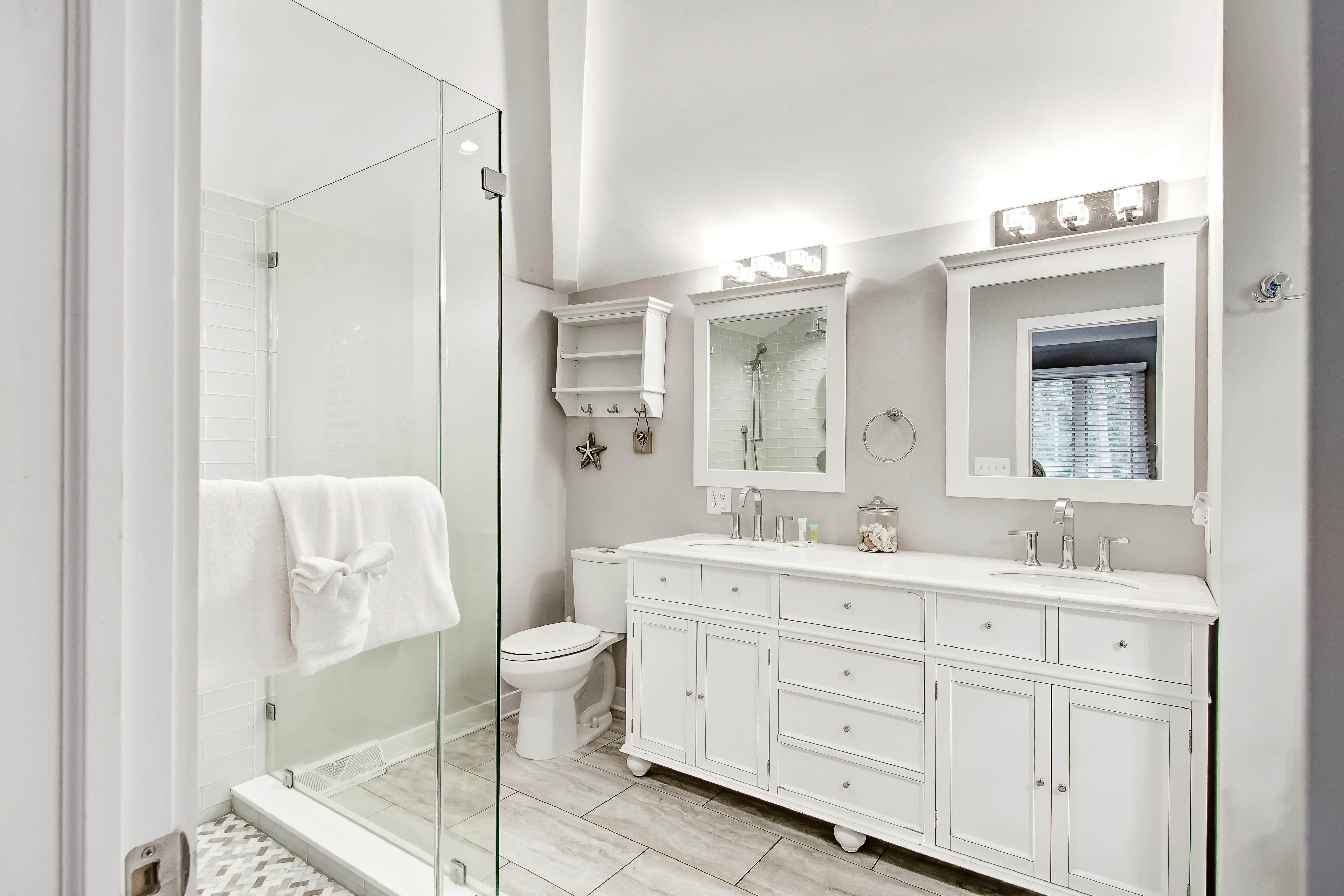 Prime destination for tennis & golf with club access & pools - dog-friendly