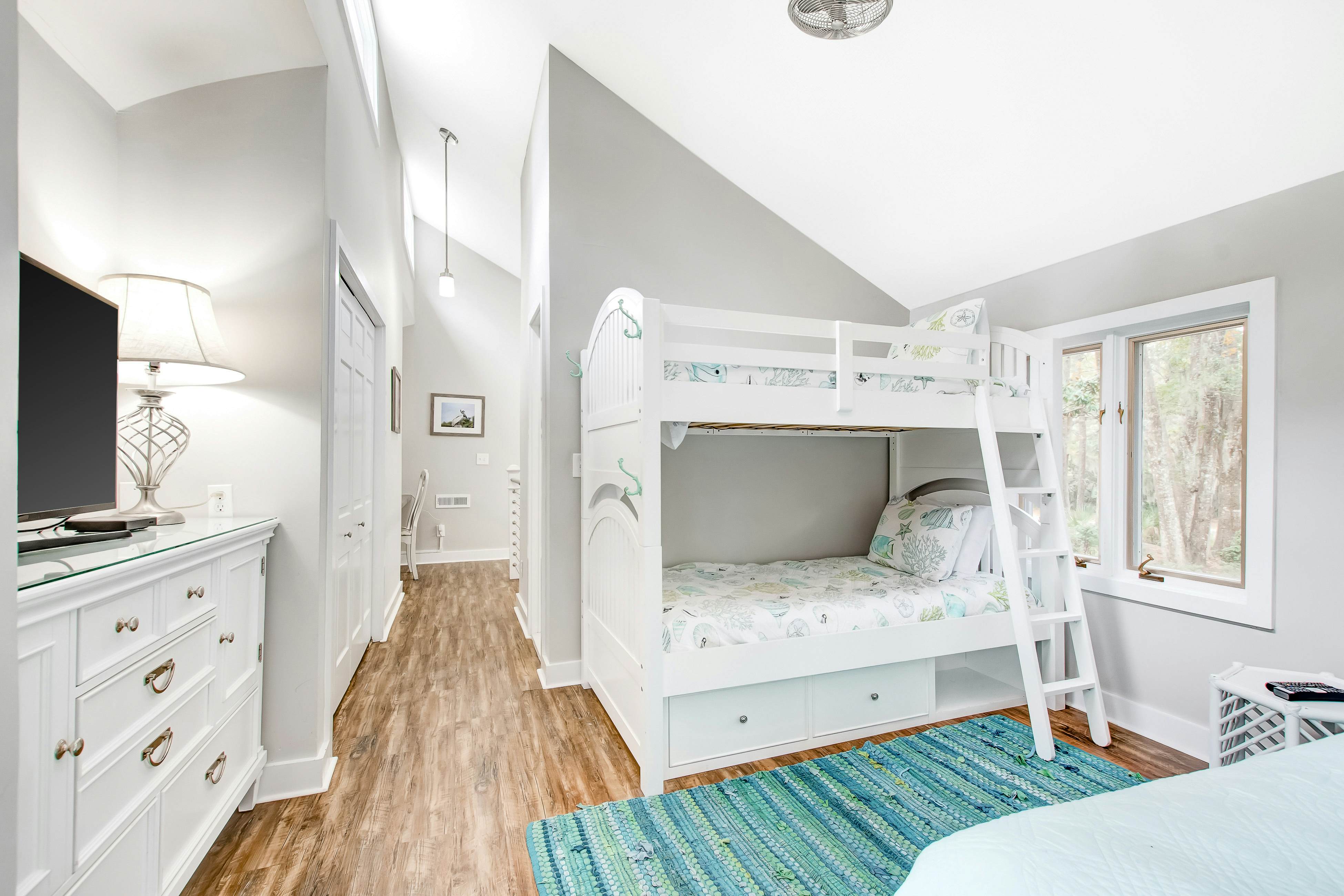 Prime destination for tennis & golf with club access & pools - dog-friendly