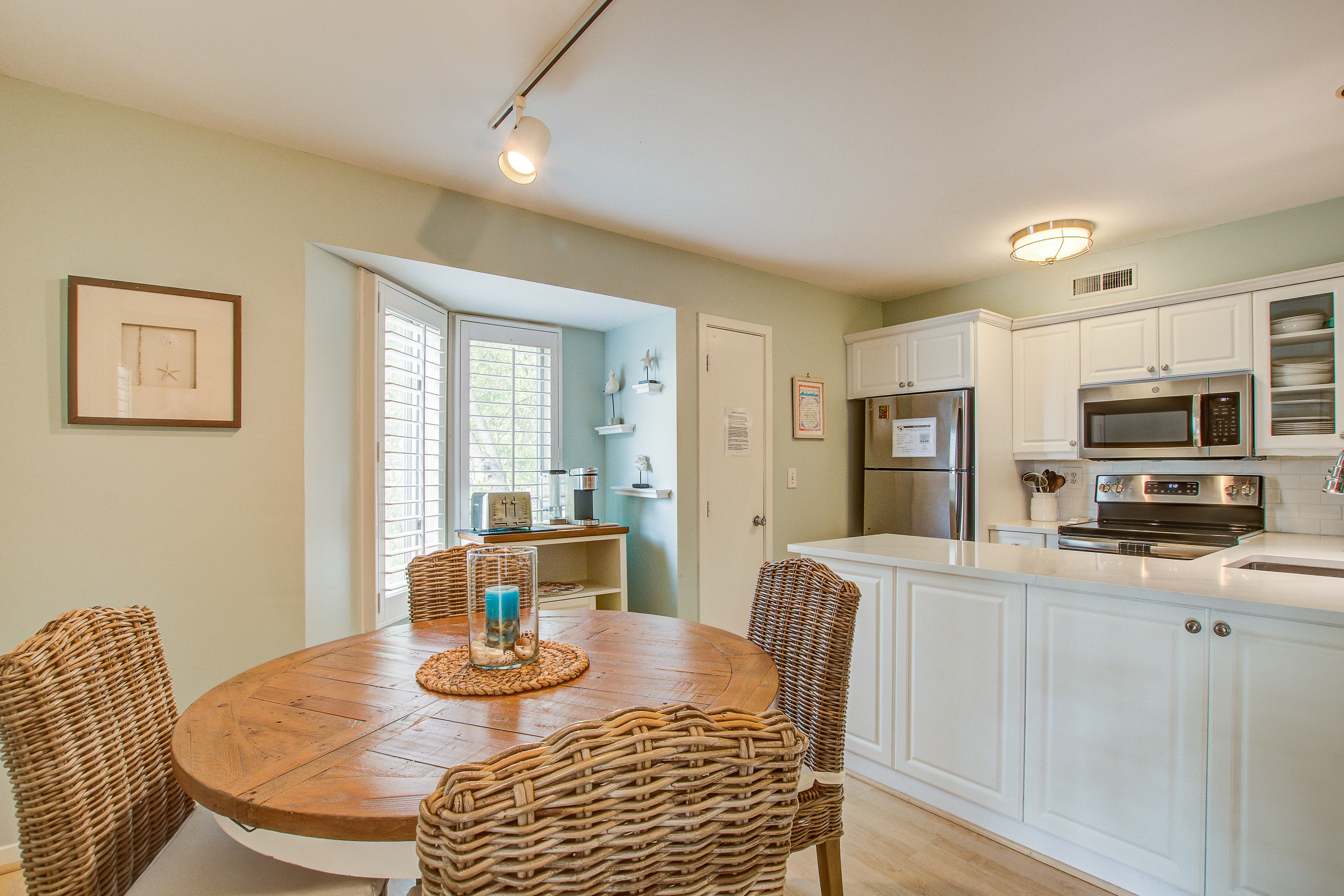 Cozy Island Home with Balcony and W/D