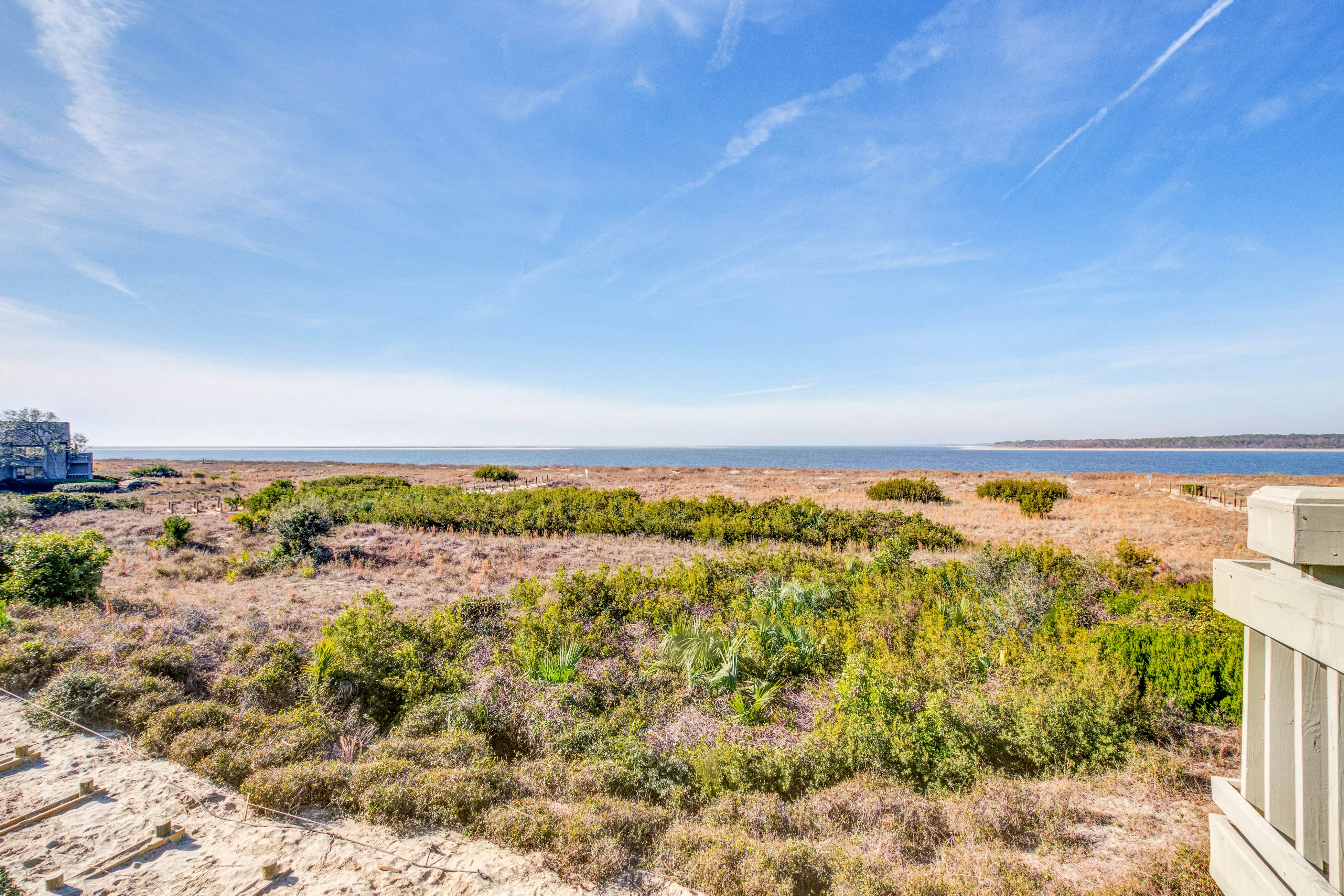 Beach villa with full kitchen, ocean/inlet views - short walk to Beach Club