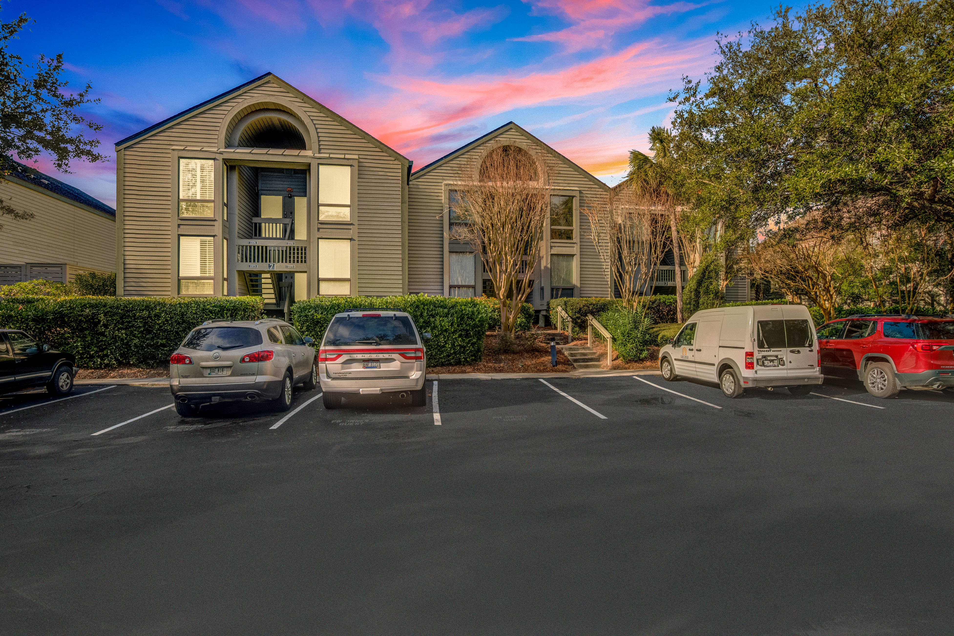 Beach villa with full kitchen, ocean/inlet views - short walk to Beach Club