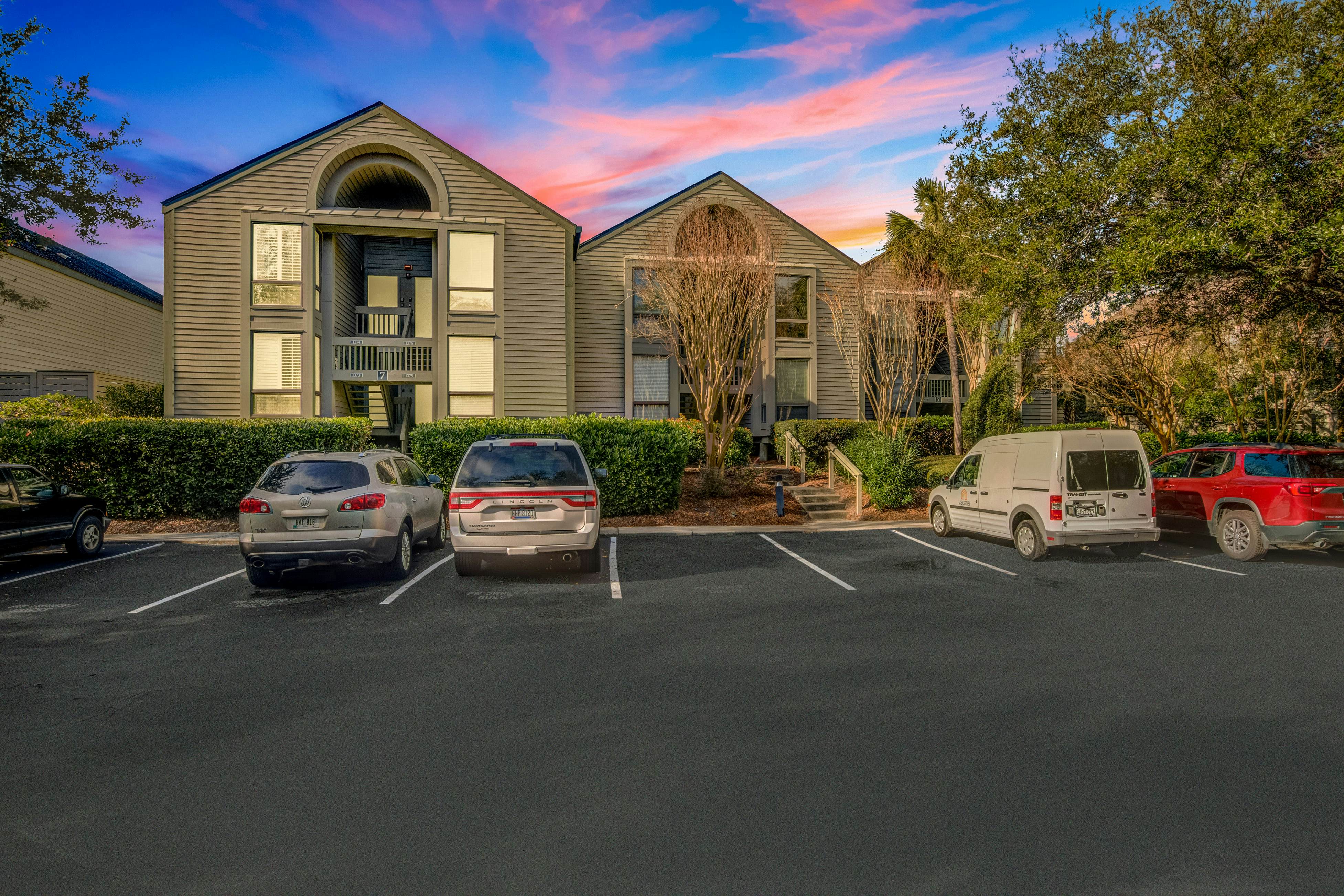 Beach villa with full kitchen, ocean/inlet views - short walk to Beach Club