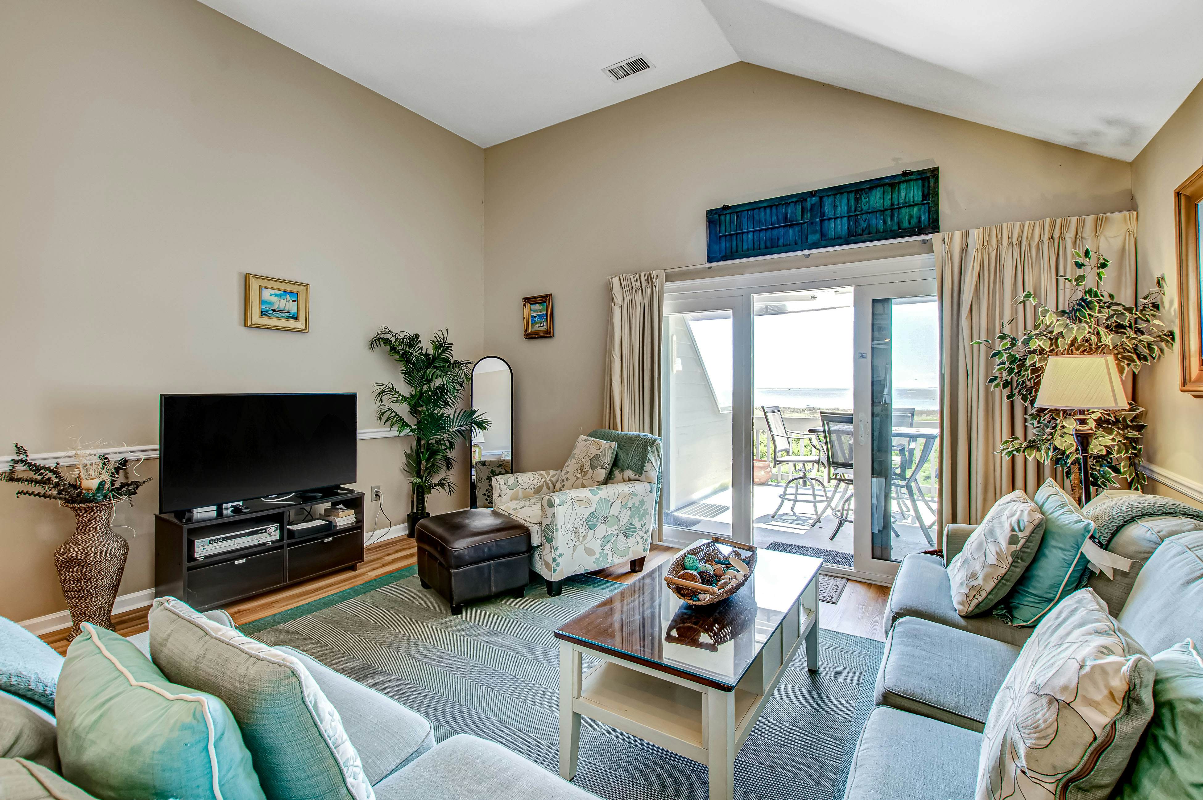 Beach villa with full kitchen, ocean/inlet views - short walk to Beach Club