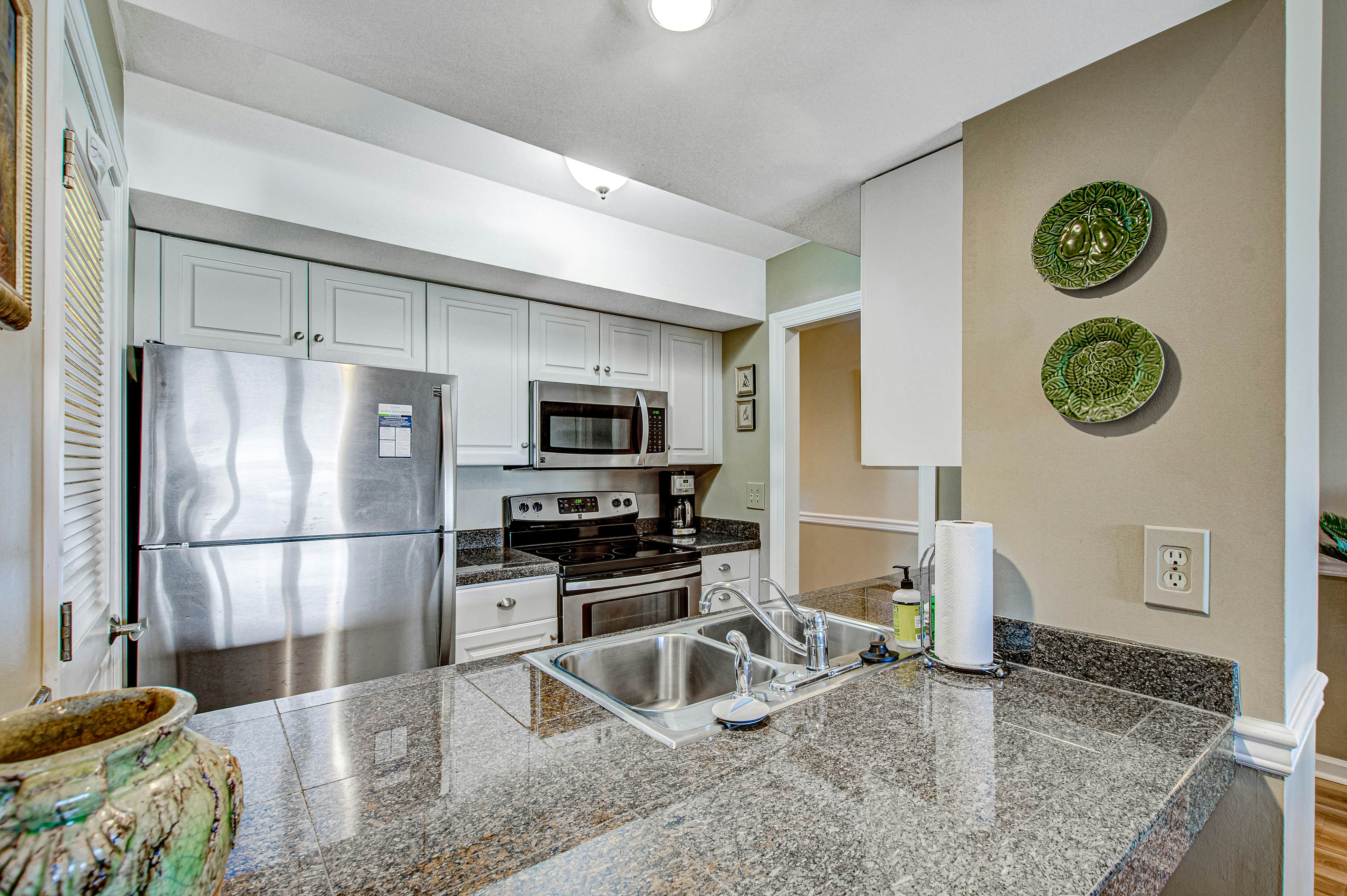 Beach villa with full kitchen, ocean/inlet views - short walk to Beach Club