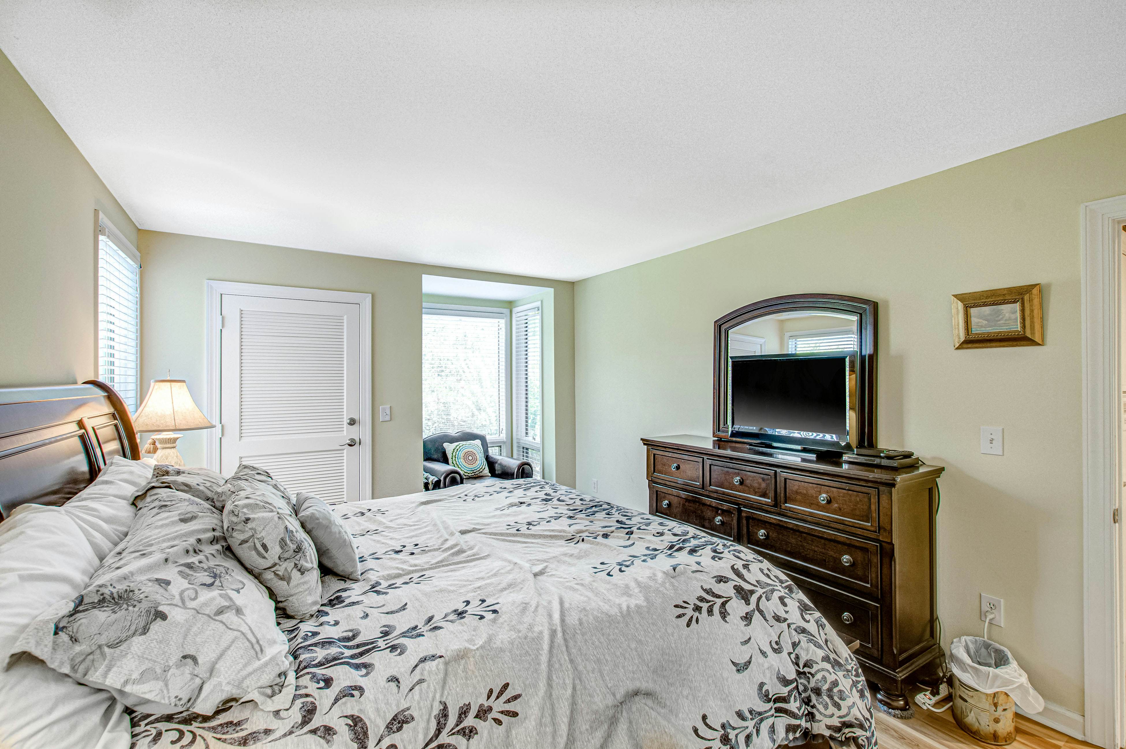 Beach villa with full kitchen, ocean/inlet views - short walk to Beach Club