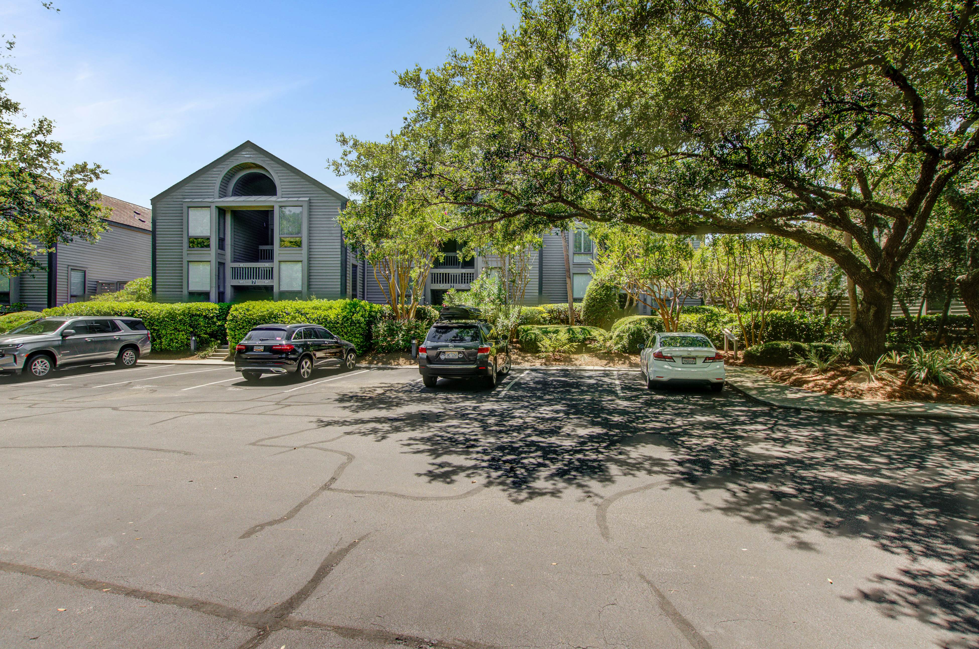 Beach villa with full kitchen, ocean/inlet views - short walk to Beach Club