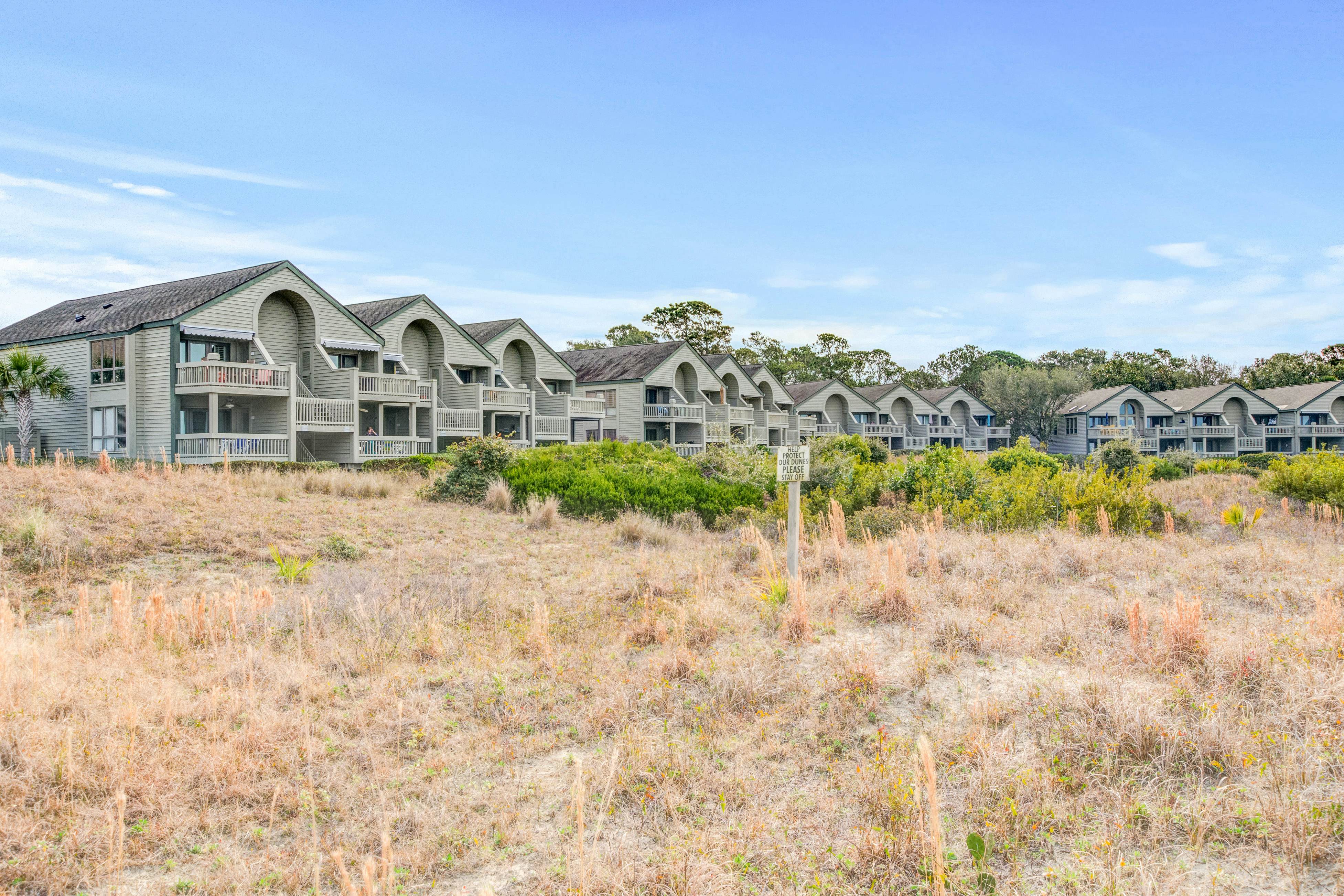 Beach villa with full kitchen, ocean/inlet views - short walk to Beach Club