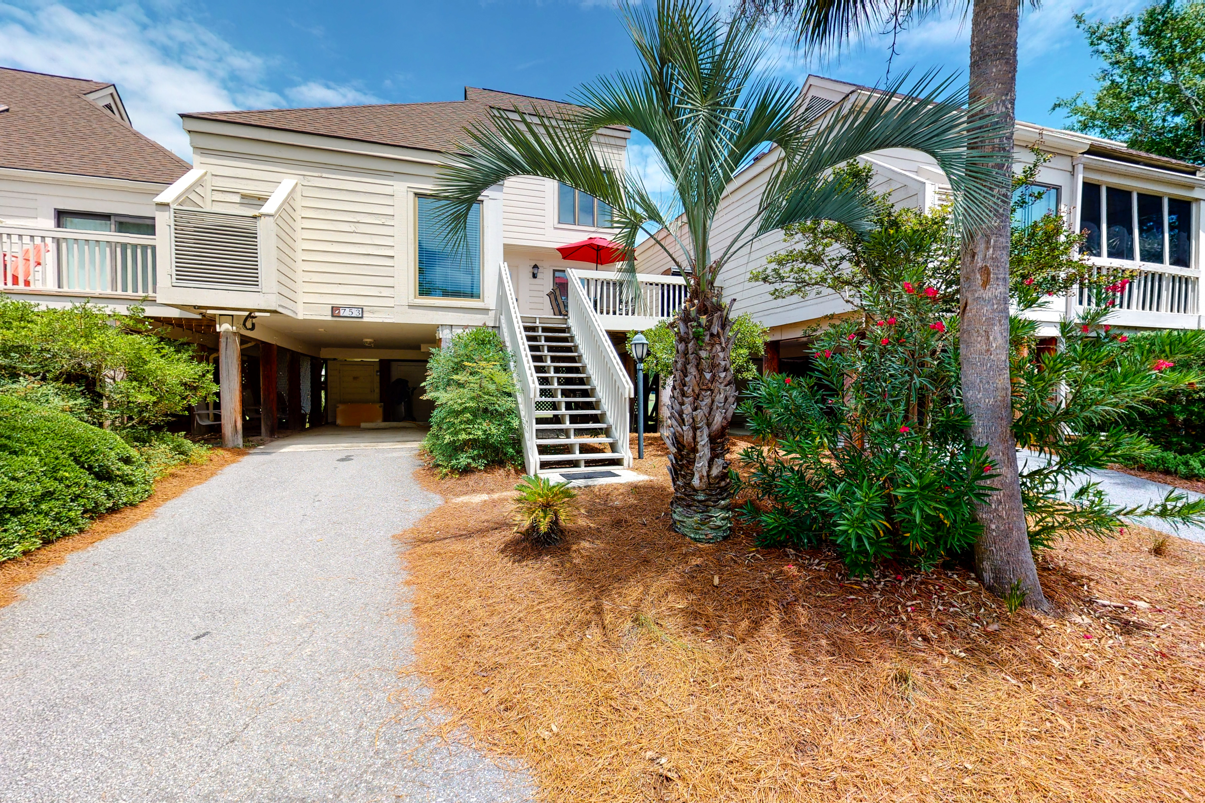 Bright villa with lagoon & fairway views - walk to the beach & golf